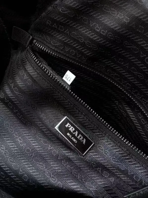 P800¥🔆Classic travel bag🔆1V19S🤙🤙Made of imported parachute fabric👏🏻👏🏻, top-grade hardware🤙🤙This classic travel bag is full of modern design, a timeless classic, and the body of the bag is decorated with the iconic triangular metal logo. Lightweight and practical, a must-have for travel👏🏻👏🏻Length 48x Height 26x Bottom 16.5cm🤙🤙🤙