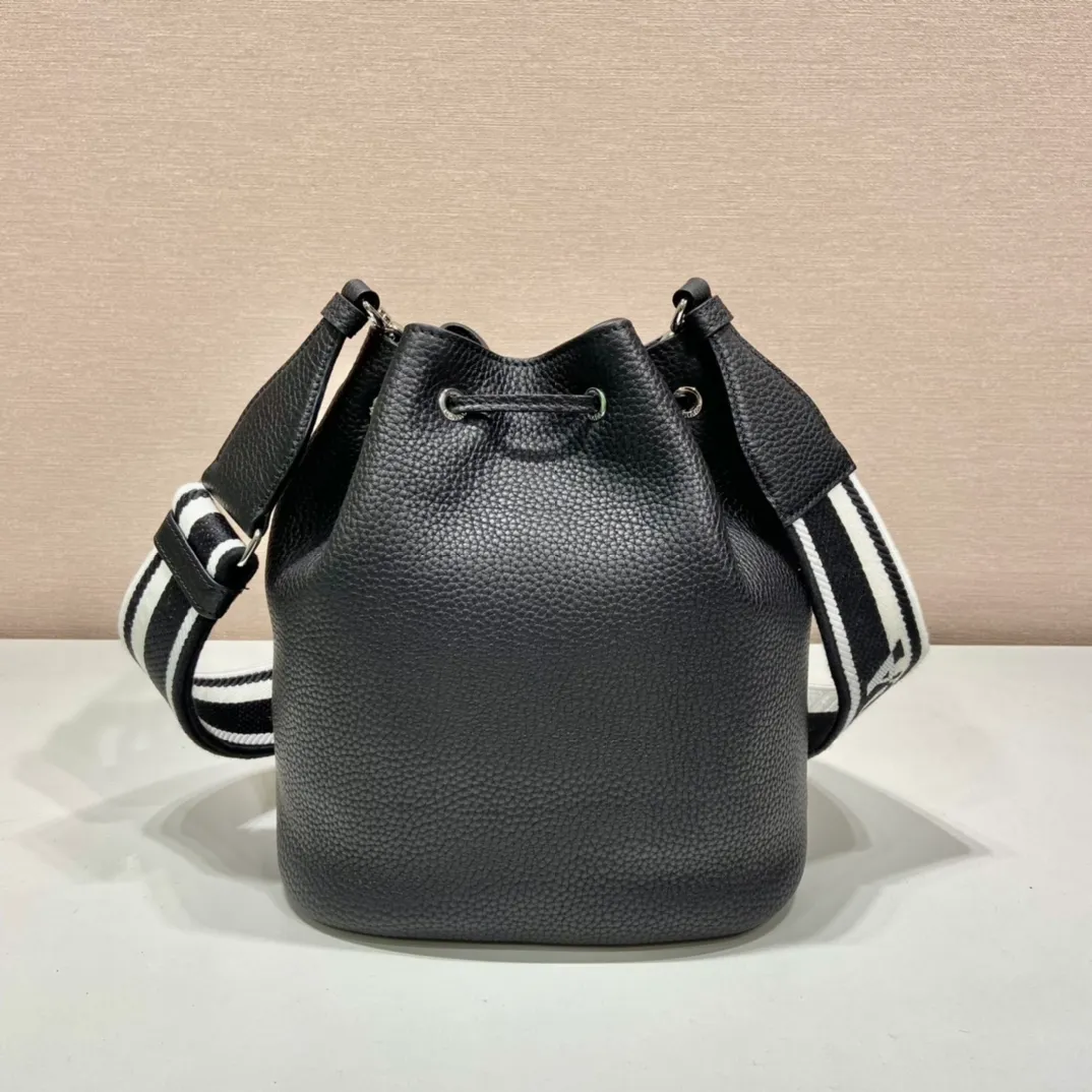 💰1700🎉New double shoulder straps🎉1BE060 double shoulder straps🎉 This bucket double shoulder strap is made of imported deerskin grain cowhide and equipped with two interchangeable and adjustable long shoulder straps. The combination of fabric webbing and cowhide is perfect😘, versatile for mixing and matching different clothes on different occasions😘, large capacity, many compartments, super soft feel🎉Hurry up and get it🎉 Length 20x Height 25 bottom 14cm🎉