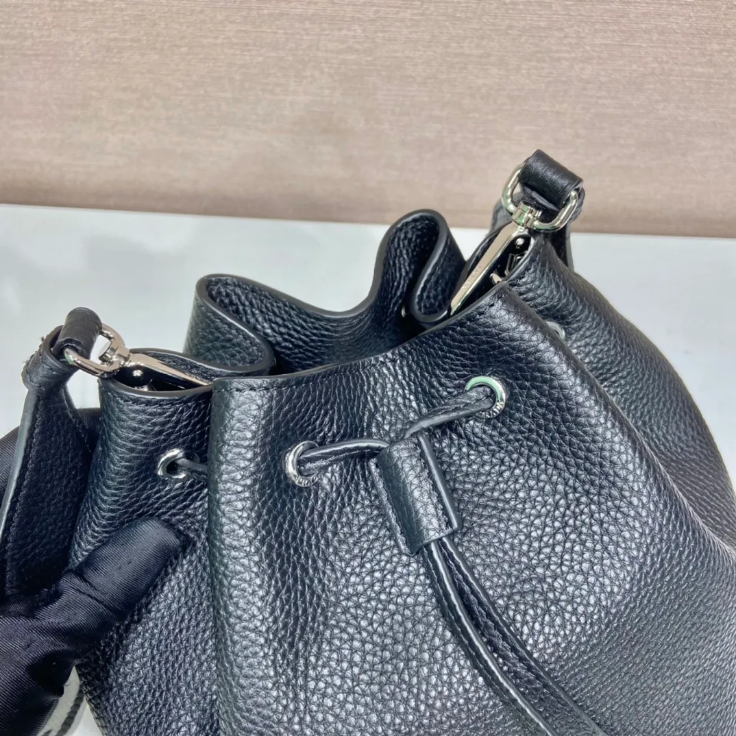 💰1700🎉New double shoulder straps🎉1BE060 double shoulder straps🎉 This bucket double shoulder strap is made of imported deerskin grain cowhide and equipped with two interchangeable and adjustable long shoulder straps. The combination of fabric webbing and cowhide is perfect😘, versatile for mixing and matching different clothes on different occasions😘, large capacity, many compartments, super soft feel🎉Hurry up and get it🎉 Length 20x Height 25 bottom 14cm🎉