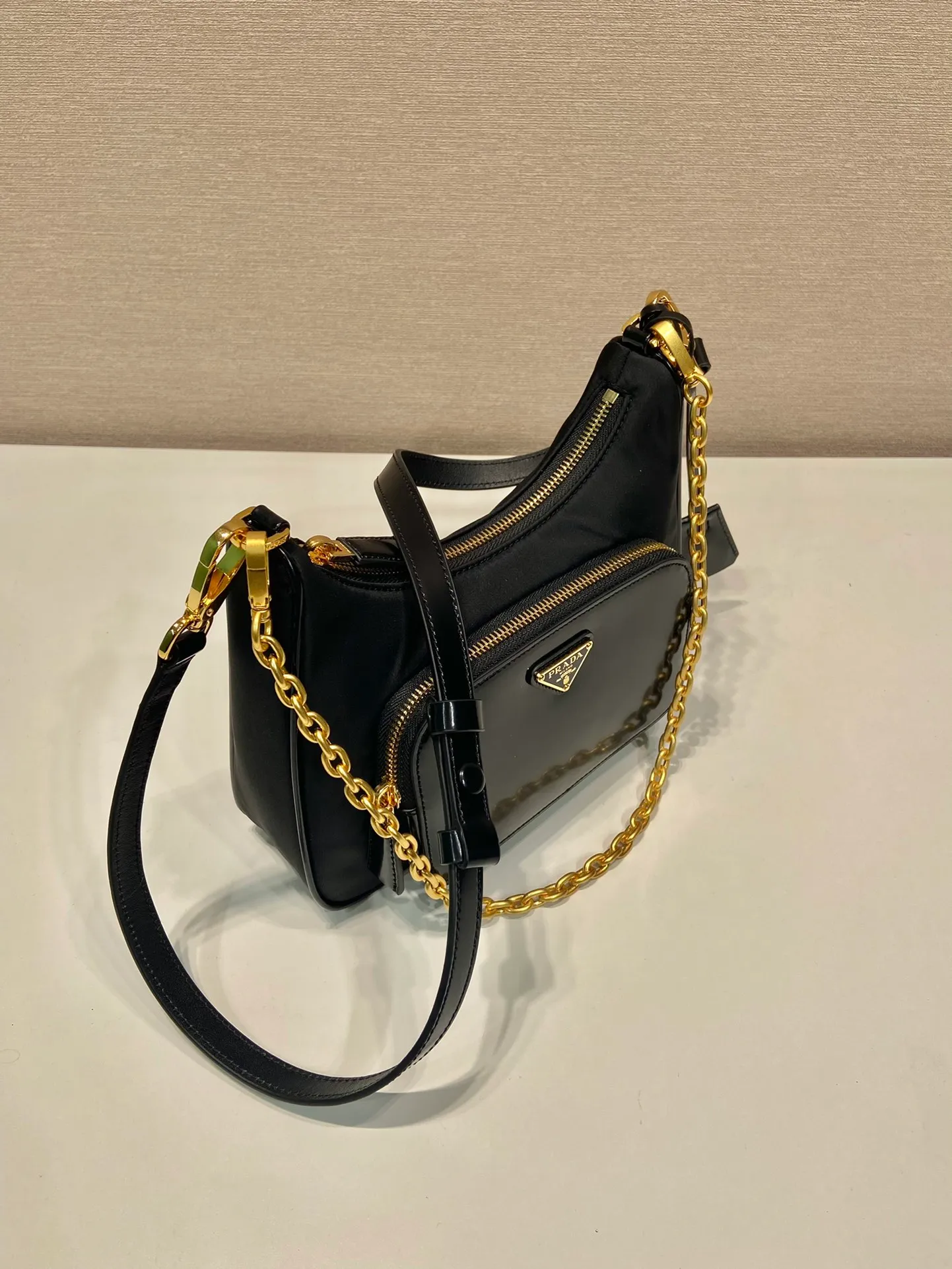 💰1260🎉New armpit bag🎉1BC198, nylon and glossy leather🎉🎉 This simple handbag is made of nylon fabric/shiny cowhide, showing a modern and versatile charm. The curved bag design is equipped with a detachable chain and adjustable glossy leather shoulder strap, making it easy to change the look at will. The metal accessories add a bright style, and the upper body effect is very cool/fashionable. It is also a timeless hot style🎉Babies, hurry up and get it🎉 l Length 22x Height 19.5x Bottom 6cm🎉🎉🎉🍊🍊🍊
