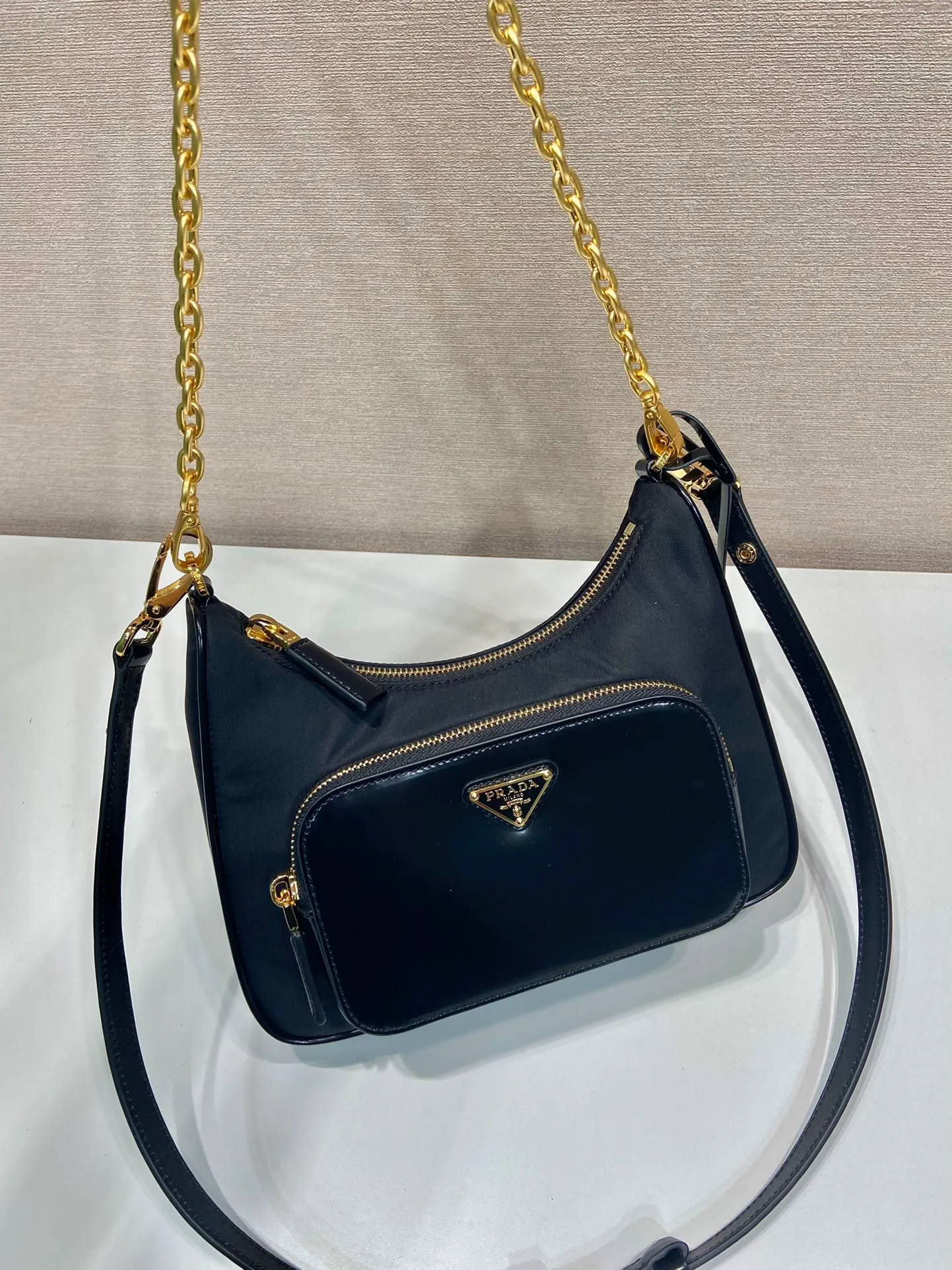 💰1260🎉New armpit bag🎉1BC198, nylon and glossy leather🎉🎉 This simple handbag is made of nylon fabric/shiny cowhide, showing a modern and versatile charm. The curved bag design is equipped with a detachable chain and adjustable glossy leather shoulder strap, making it easy to change the look at will. The metal accessories add a bright style, and the upper body effect is very cool/fashionable. It is also a timeless hot style🎉Babies, hurry up and get it🎉 l Length 22x Height 19.5x Bottom 6cm🎉🎉🎉🍊🍊🍊
