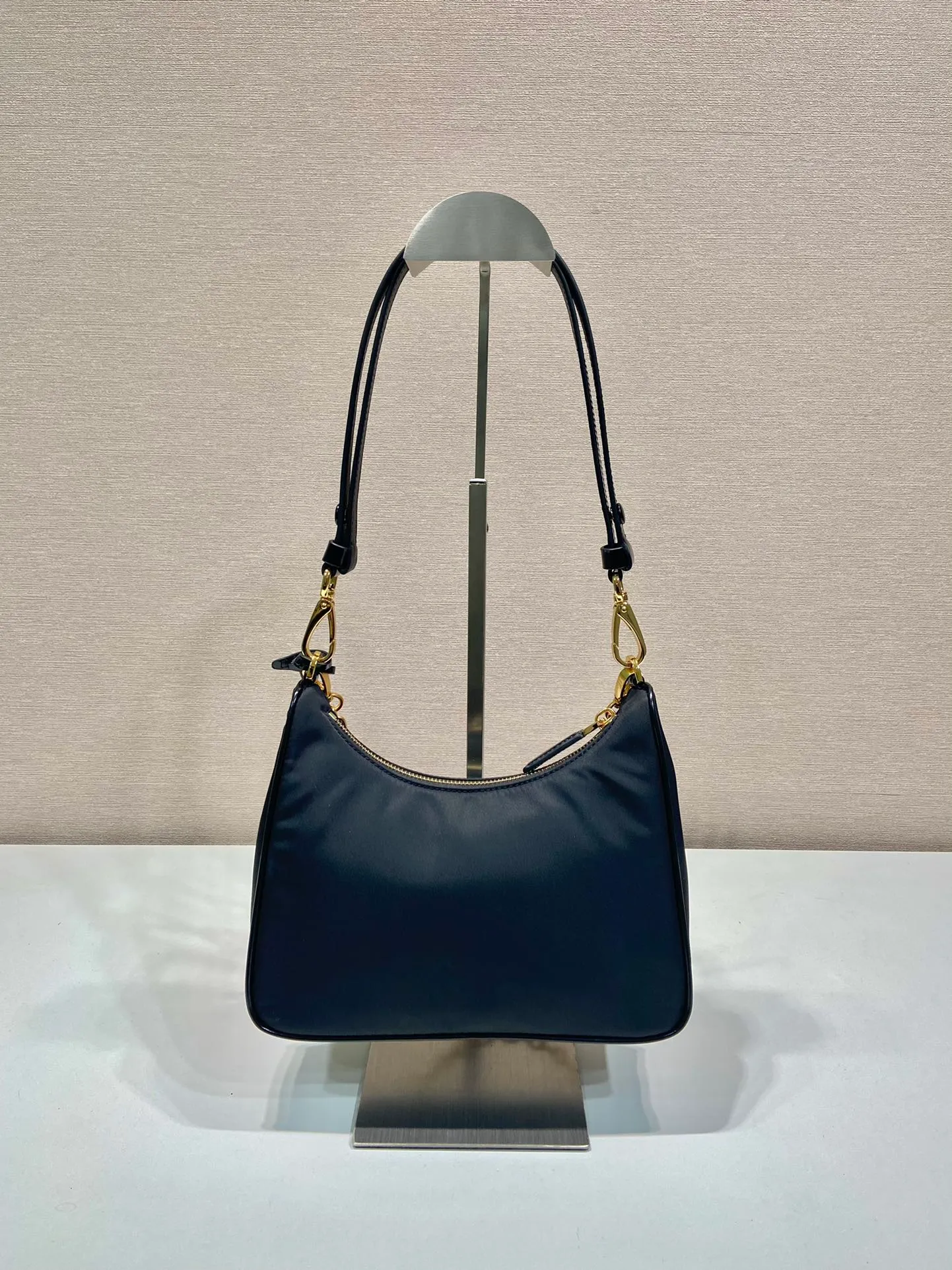 💰1260🎉New armpit bag🎉1BC198, nylon and glossy leather🎉🎉 This simple handbag is made of nylon fabric/shiny cowhide, showing a modern and versatile charm. The curved bag design is equipped with a detachable chain and adjustable glossy leather shoulder strap, making it easy to change the look at will. The metal accessories add a bright style, and the upper body effect is very cool/fashionable. It is also a timeless hot style🎉Babies, hurry up and get it🎉 l Length 22x Height 19.5x Bottom 6cm🎉🎉🎉🍊🍊🍊