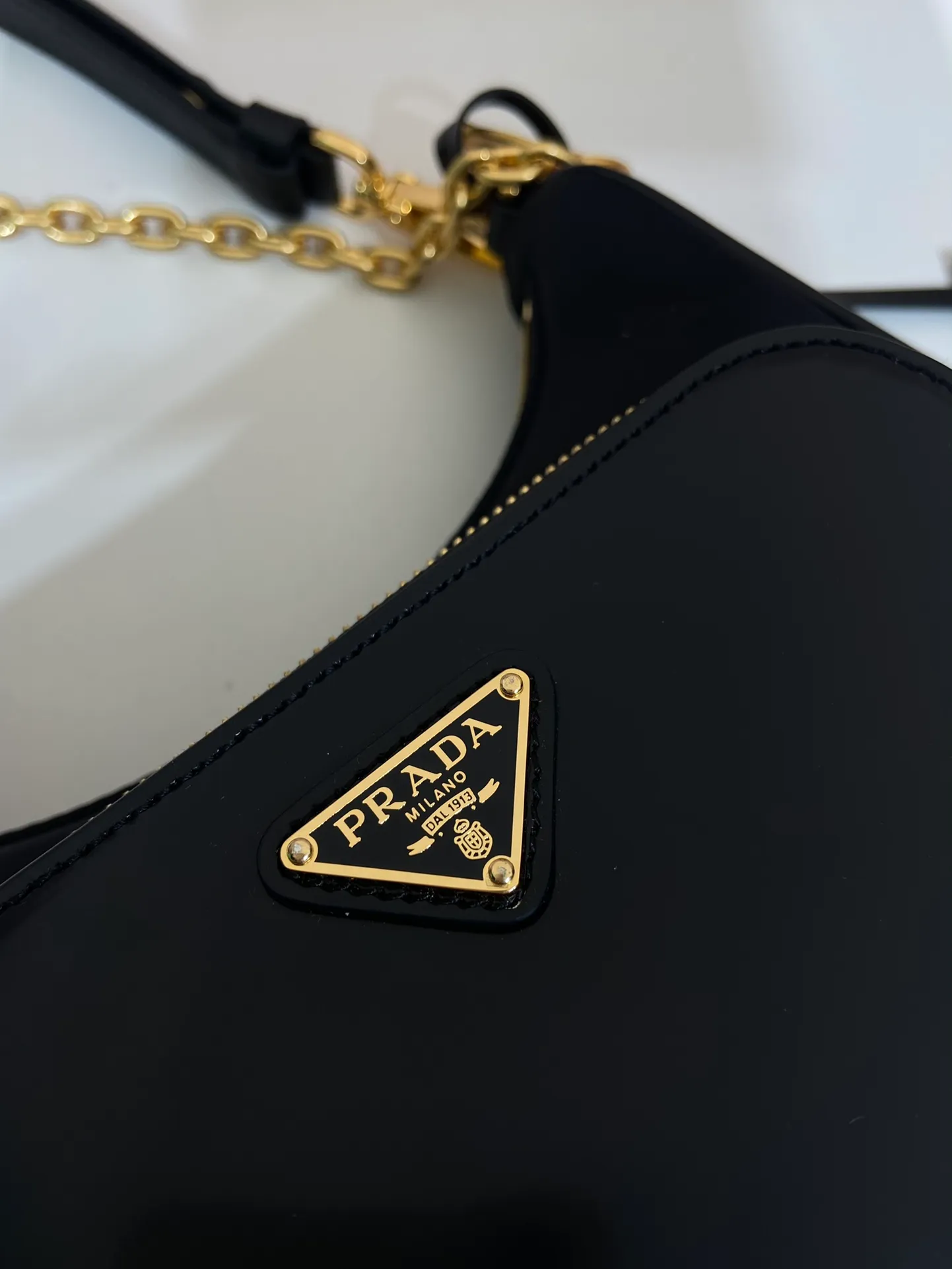 💰1260🎉New armpit bag🎉1BC198, nylon and glossy leather🎉🎉 This simple handbag is made of nylon fabric/shiny cowhide, showing a modern and versatile charm. The curved bag design is equipped with a detachable chain and adjustable glossy leather shoulder strap, making it easy to change the look at will. The metal accessories add a bright style, and the upper body effect is very cool/fashionable. It is also a timeless hot style🎉Babies, hurry up and get it🎉 l Length 22x Height 19.5x Bottom 6cm🎉🎉🎉🍊🍊🍊