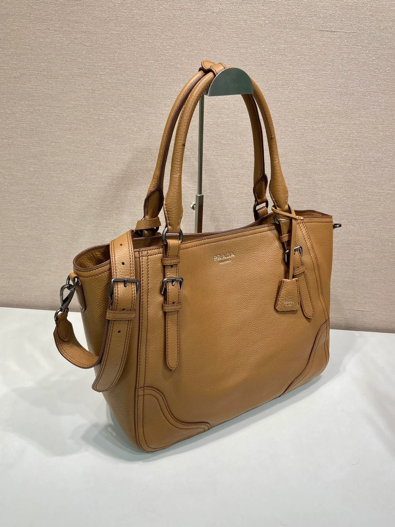 💰2040🎉New Arrival🎉1BG602🎉🎉 This tote bag marks a return to the roots of our DNA, with a design reminiscent of travel themes. The loose, functional silhouette is made from richly textured leather with irregular textures for a natural yet refined effect. Leather handles Removable and adjustable buckskin shoulder strap with embossed letter logo on the front Magnetic closure, nylon lining with logo, two pockets, one of which is zippered, large capacity, another timeless and popular style, get it now 🎉🎉 Length 38x Height 32x Bottom 14cm🎉🎉🎉💰💰💰