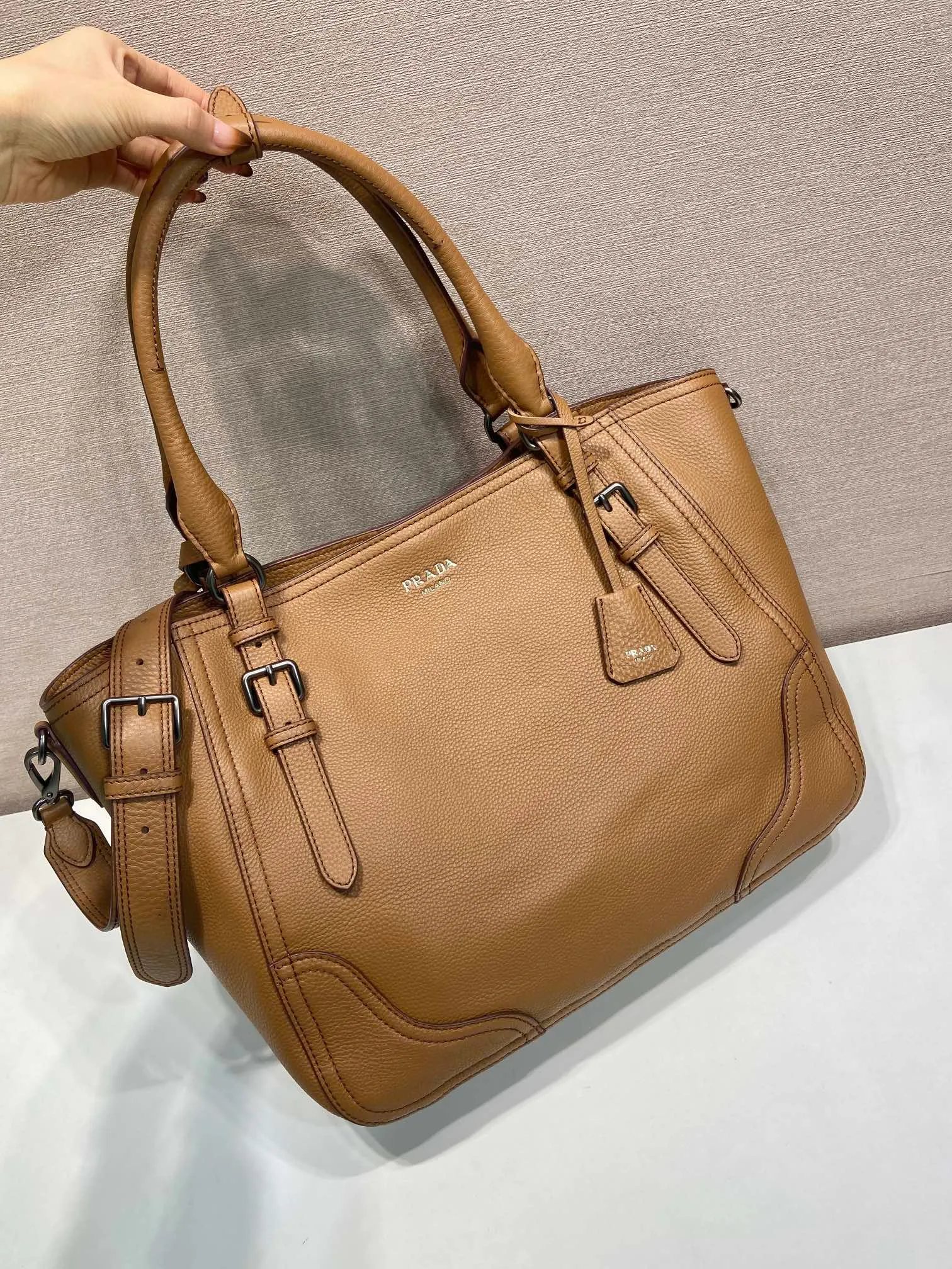 💰2040🎉New Arrival🎉1BG602🎉🎉 This tote bag marks a return to the roots of our DNA, with a design reminiscent of travel themes. The loose, functional silhouette is made from richly textured leather with irregular textures for a natural yet refined effect. Leather handles Removable and adjustable buckskin shoulder strap with embossed letter logo on the front Magnetic closure, nylon lining with logo, two pockets, one of which is zippered, large capacity, another timeless and popular style, get it now 🎉🎉 Length 38x Height 32x Bottom 14cm🎉🎉🎉💰💰💰