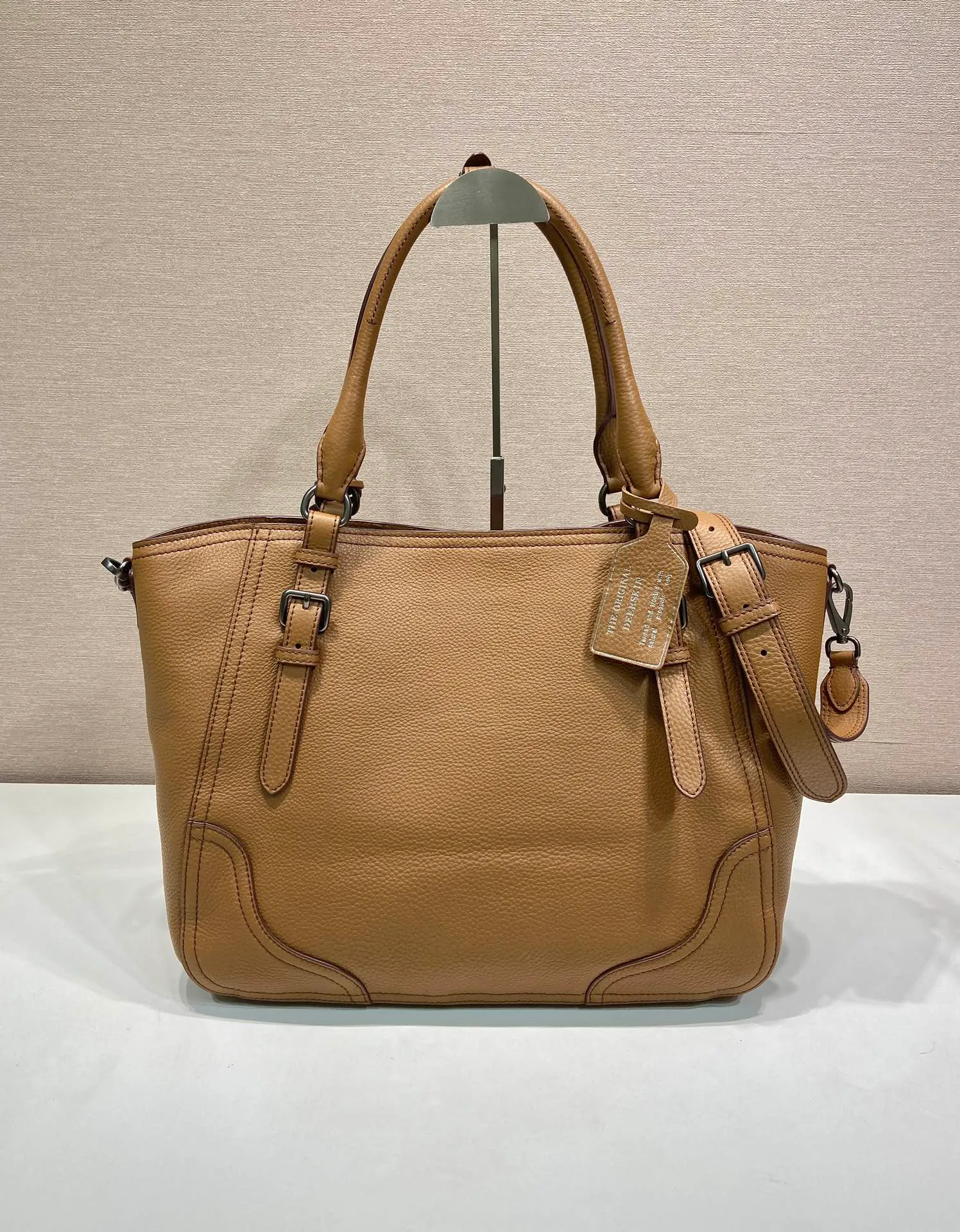 💰2040🎉New Arrival🎉1BG602🎉🎉 This tote bag marks a return to the roots of our DNA, with a design reminiscent of travel themes. The loose, functional silhouette is made from richly textured leather with irregular textures for a natural yet refined effect. Leather handles Removable and adjustable buckskin shoulder strap with embossed letter logo on the front Magnetic closure, nylon lining with logo, two pockets, one of which is zippered, large capacity, another timeless and popular style, get it now 🎉🎉 Length 38x Height 32x Bottom 14cm🎉🎉🎉💰💰💰
