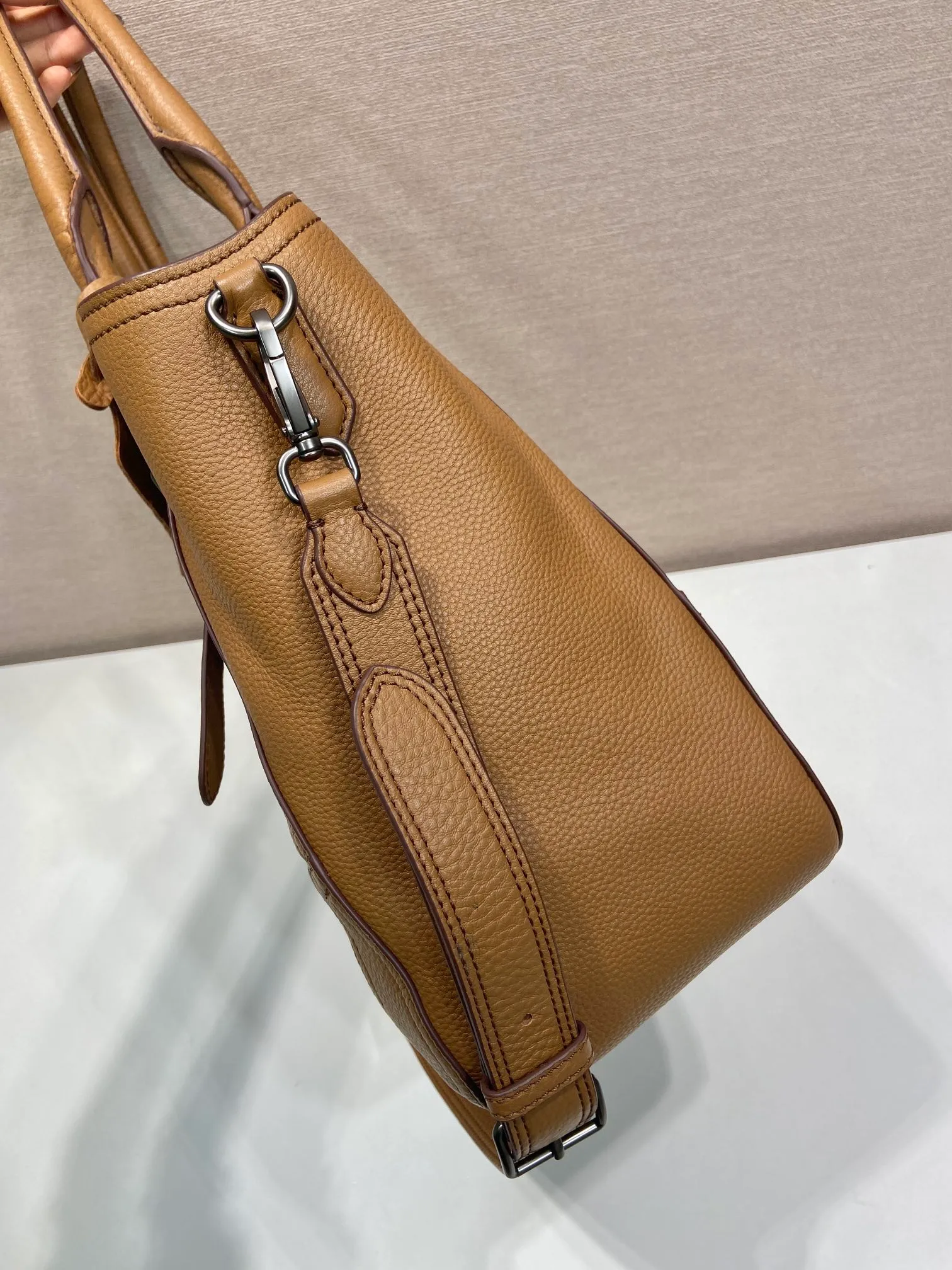 💰2040🎉New Arrival🎉1BG602🎉🎉 This tote bag marks a return to the roots of our DNA, with a design reminiscent of travel themes. The loose, functional silhouette is made from richly textured leather with irregular textures for a natural yet refined effect. Leather handles Removable and adjustable buckskin shoulder strap with embossed letter logo on the front Magnetic closure, nylon lining with logo, two pockets, one of which is zippered, large capacity, another timeless and popular style, get it now 🎉🎉 Length 38x Height 32x Bottom 14cm🎉🎉🎉💰💰💰