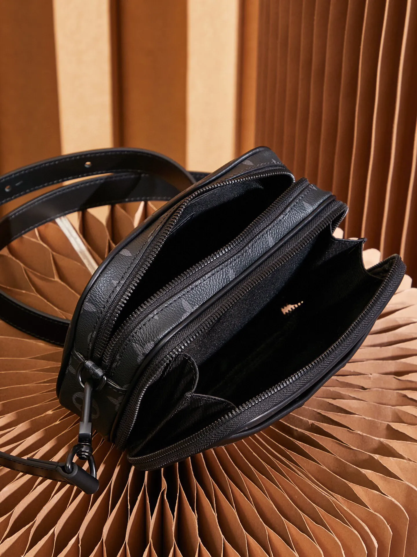 P¥700👉nfc dynamic chip version👈【Top inspection-free, all-steel hardware】The Neo Alpha handbag condenses the design of past Alpha handbags with rounded strokes, and uses soft Monogram Eclipse canvas to build a casual silhouette. The ample space is equipped with a zipper compartment and front patch pocket to hold daily necessities such as mobile phones, cards and keys, and comes with a detachable and adjustable leather shoulder strap. Monogram Eclipse coated canvas - Cow leather trim - Cow leather lining - Metal hardware - Zip compartment - Front patch pocket - Front D-ring - Shoulder strap: removable, adjustable! ! Model: M82542; Size: 11x18.5x6.5CM