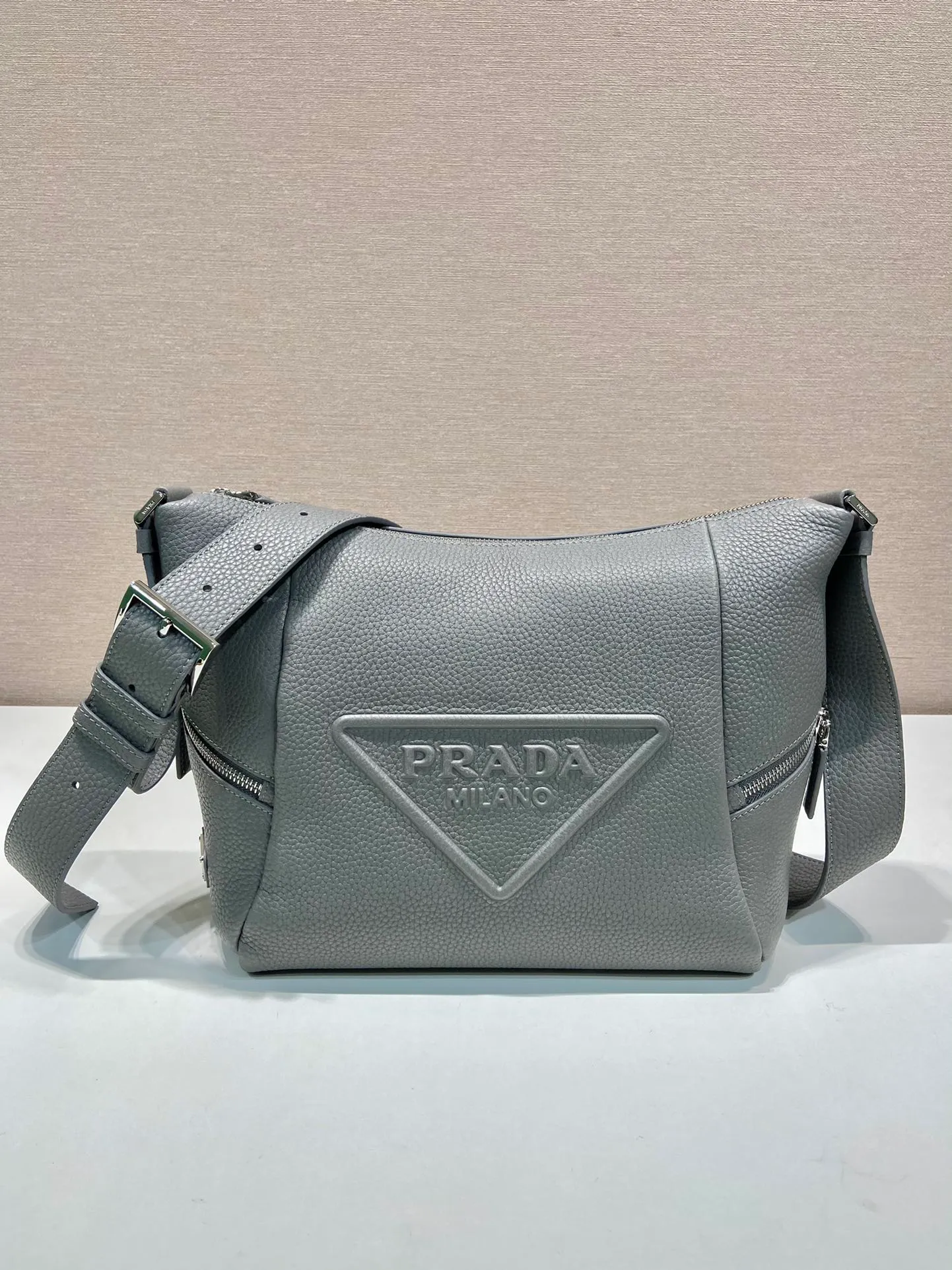 💰1700🎉New messenger bag🎉2VH165🎉🎉 This soft shoulder bag interprets the versatile simple design. The main body is wrapped in a triangle with the engraved logo, subtly decorating the body of the bag. Adjustable long leather shoulder strap, two exterior zipped pockets, interior zipped pocket. The functionality must be strong, and the upper body effect is cool and casual🎉🎉 Length 26x Height 23x Bottom 11cm🎉🎉🎉🍊🍊🍊