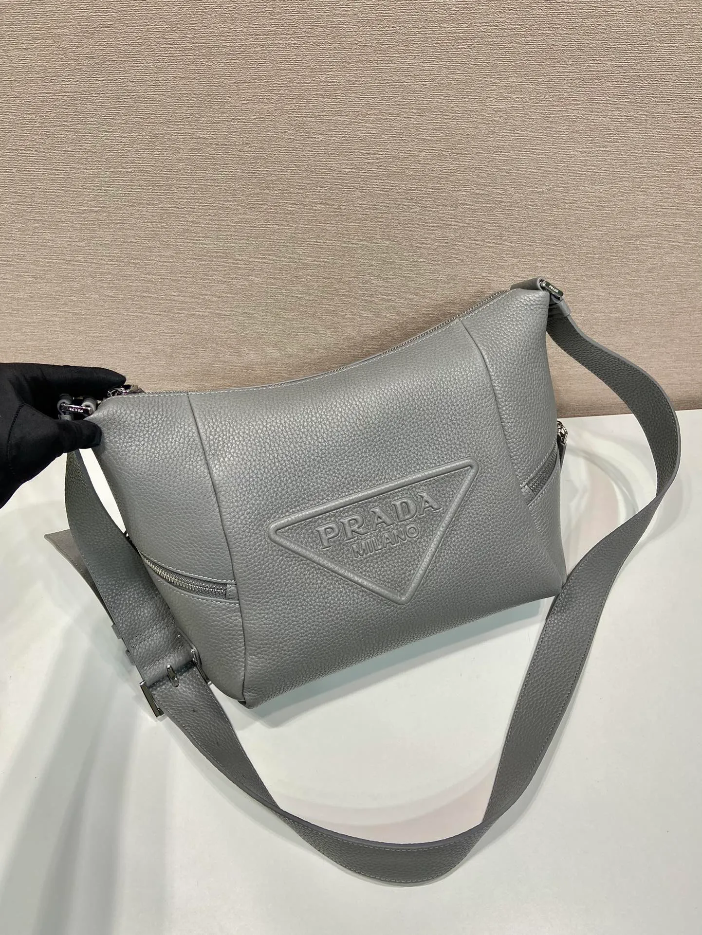 💰1700🎉New messenger bag🎉2VH165🎉🎉 This soft shoulder bag interprets the versatile simple design. The main body is wrapped in a triangle with the engraved logo, subtly decorating the body of the bag. Adjustable long leather shoulder strap, two exterior zipped pockets, interior zipped pocket. The functionality must be strong, and the upper body effect is cool and casual🎉🎉 Length 26x Height 23x Bottom 11cm🎉🎉🎉🍊🍊🍊