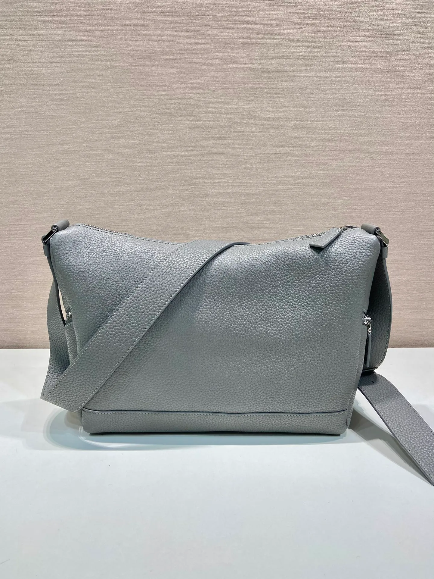 💰1700🎉New messenger bag🎉2VH165🎉🎉 This soft shoulder bag interprets the versatile simple design. The main body is wrapped in a triangle with the engraved logo, subtly decorating the body of the bag. Adjustable long leather shoulder strap, two exterior zipped pockets, interior zipped pocket. The functionality must be strong, and the upper body effect is cool and casual🎉🎉 Length 26x Height 23x Bottom 11cm🎉🎉🎉🍊🍊🍊