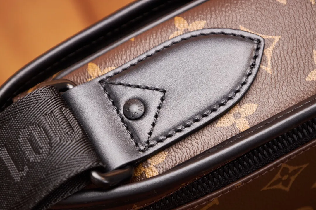 P¥700👉nfc dynamic chip version👈【Top inspection-free all-steel hardware】This Archy small messenger bag is made of Monogram Macassar canvas and leather trim, and then uses leather corners and trim to highlight its elegant style. The detachable and adjustable jacquard shoulder strap features the Louis Vuitton logo. Monogram Macassar coated canvas - cow leather trim - fabric lining - metal hardware - magnetic flap closure - zippered back pocket - internal patch pocket - shoulder strap: non-detachable, adjustable! ! Model: M46442; Size: 16x22x7CM