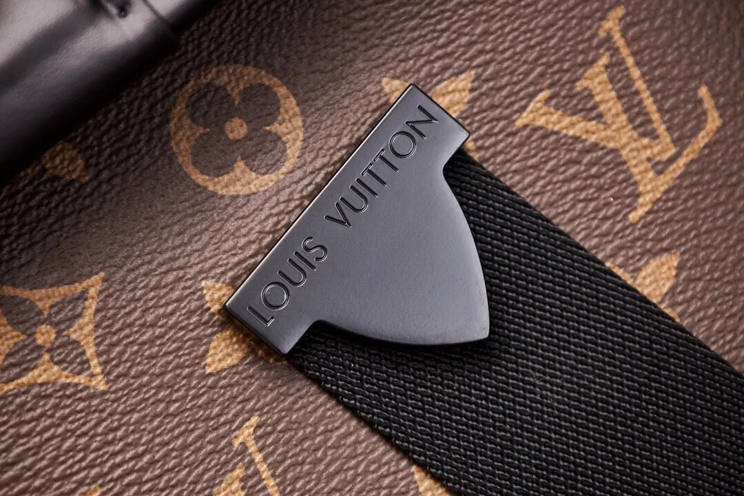 P¥700👉nfc dynamic chip version👈【Top inspection-free all-steel hardware】This Archy small messenger bag is made of Monogram Macassar canvas and leather trim, and then uses leather corners and trim to highlight its elegant style. The detachable and adjustable jacquard shoulder strap features the Louis Vuitton logo. Monogram Macassar coated canvas - cow leather trim - fabric lining - metal hardware - magnetic flap closure - zippered back pocket - internal patch pocket - shoulder strap: non-detachable, adjustable! ! Model: M46442; Size: 16x22x7CM