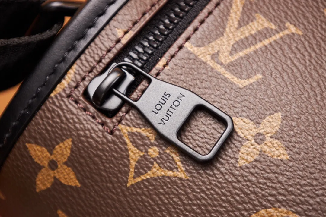 P¥700👉nfc dynamic chip version👈【Top inspection-free all-steel hardware】This Archy small messenger bag is made of Monogram Macassar canvas and leather trim, and then uses leather corners and trim to highlight its elegant style. The detachable and adjustable jacquard shoulder strap features the Louis Vuitton logo. Monogram Macassar coated canvas - cow leather trim - fabric lining - metal hardware - magnetic flap closure - zippered back pocket - internal patch pocket - shoulder strap: non-detachable, adjustable! ! Model: M46442; Size: 16x22x7CM