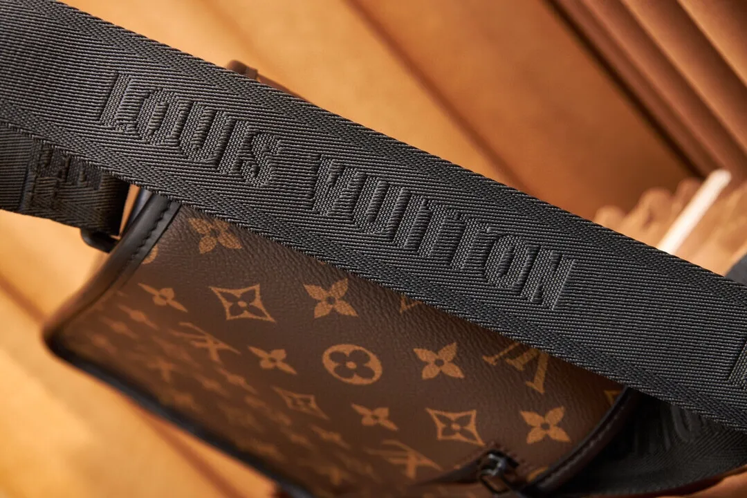 P¥700👉nfc dynamic chip version👈【Top inspection-free all-steel hardware】This Archy small messenger bag is made of Monogram Macassar canvas and leather trim, and then uses leather corners and trim to highlight its elegant style. The detachable and adjustable jacquard shoulder strap features the Louis Vuitton logo. Monogram Macassar coated canvas - cow leather trim - fabric lining - metal hardware - magnetic flap closure - zippered back pocket - internal patch pocket - shoulder strap: non-detachable, adjustable! ! Model: M46442; Size: 16x22x7CM