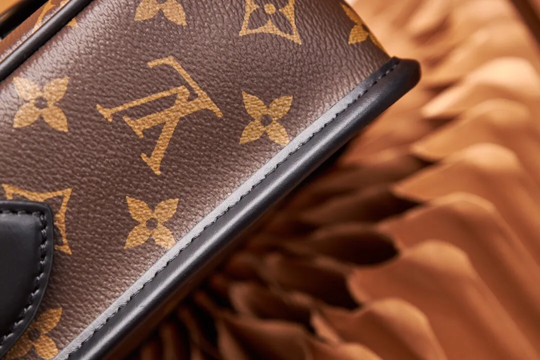 P¥700👉nfc dynamic chip version👈【Top inspection-free all-steel hardware】This Archy small messenger bag is made of Monogram Macassar canvas and leather trim, and then uses leather corners and trim to highlight its elegant style. The detachable and adjustable jacquard shoulder strap features the Louis Vuitton logo. Monogram Macassar coated canvas - cow leather trim - fabric lining - metal hardware - magnetic flap closure - zippered back pocket - internal patch pocket - shoulder strap: non-detachable, adjustable! ! Model: M46442; Size: 16x22x7CM