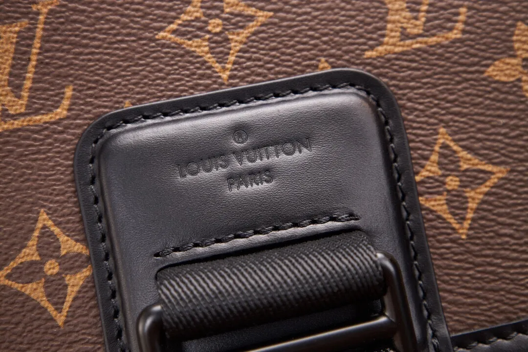 P¥700👉nfc dynamic chip version👈【Top inspection-free all-steel hardware】This Archy small messenger bag is made of Monogram Macassar canvas and leather trim, and then uses leather corners and trim to highlight its elegant style. The detachable and adjustable jacquard shoulder strap features the Louis Vuitton logo. Monogram Macassar coated canvas - cow leather trim - fabric lining - metal hardware - magnetic flap closure - zippered back pocket - internal patch pocket - shoulder strap: non-detachable, adjustable! ! Model: M46442; Size: 16x22x7CM
