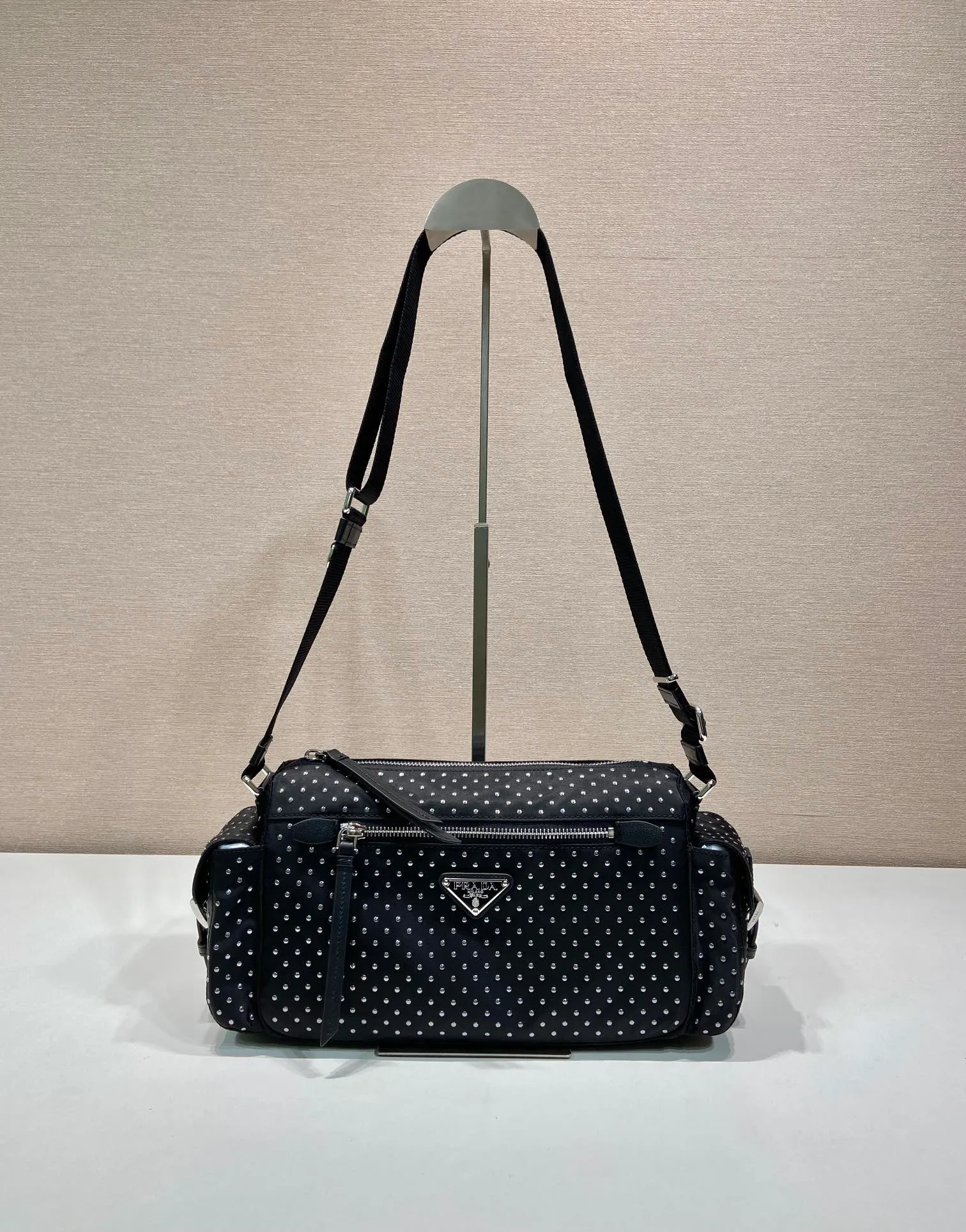 💰1320🎉New product🎉1BC236 rivet🎉🎉 This messenger bag is made of imported nylon fabric and calfskin. The new design is hand-heated with rivets. It looks particularly unique and fashionable. It has 2 pockets on the side, zipper pocket opening and front panel. It has large capacity and can be worn on one shoulder or crossbody. If you like babies, hurry up and get it. It is fashionable and unique/100% return rate😘😘 Bottom length 26/longest 33x height 17x bottom 9cm🎉🎉🎉💰💰💰