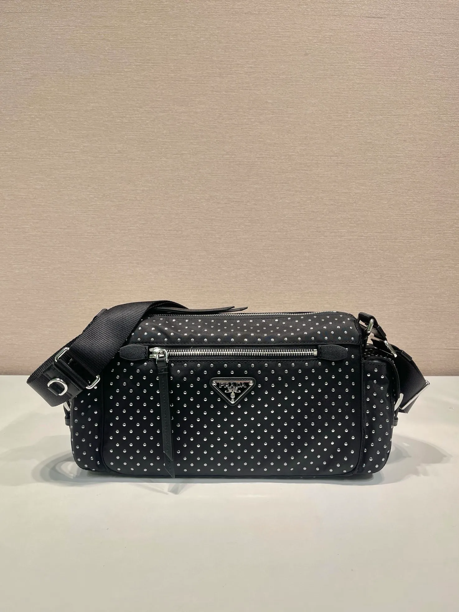 💰1320🎉New product🎉1BC236 rivet🎉🎉 This messenger bag is made of imported nylon fabric and calfskin. The new design is hand-heated with rivets. It looks particularly unique and fashionable. It has 2 pockets on the side, zipper pocket opening and front panel. It has large capacity and can be worn on one shoulder or crossbody. If you like babies, hurry up and get it. It is fashionable and unique/100% return rate😘😘 Bottom length 26/longest 33x height 17x bottom 9cm🎉🎉🎉💰💰💰