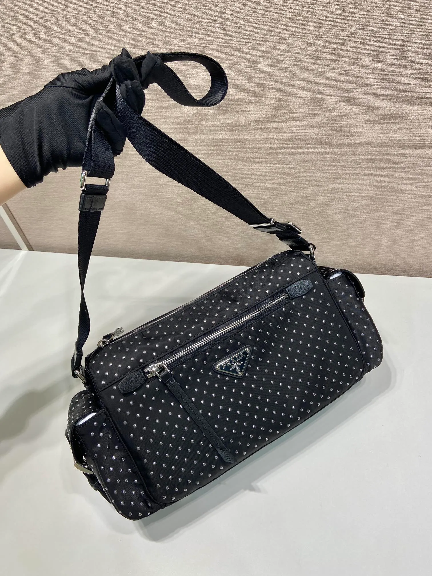 💰1320🎉New product🎉1BC236 rivet🎉🎉 This messenger bag is made of imported nylon fabric and calfskin. The new design is hand-heated with rivets. It looks particularly unique and fashionable. It has 2 pockets on the side, zipper pocket opening and front panel. It has large capacity and can be worn on one shoulder or crossbody. If you like babies, hurry up and get it. It is fashionable and unique/100% return rate😘😘 Bottom length 26/longest 33x height 17x bottom 9cm🎉🎉🎉💰💰💰