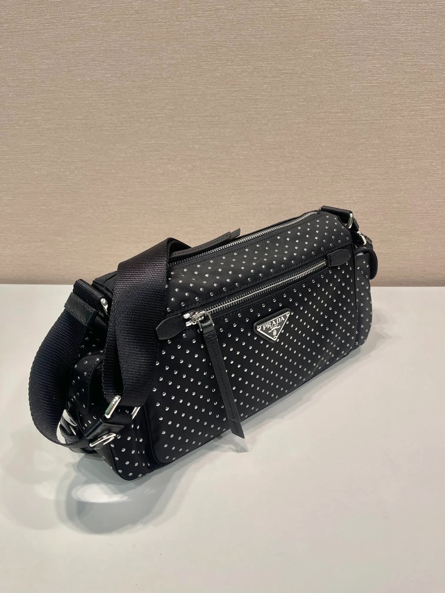 💰1320🎉New product🎉1BC236 rivet🎉🎉 This messenger bag is made of imported nylon fabric and calfskin. The new design is hand-heated with rivets. It looks particularly unique and fashionable. It has 2 pockets on the side, zipper pocket opening and front panel. It has large capacity and can be worn on one shoulder or crossbody. If you like babies, hurry up and get it. It is fashionable and unique/100% return rate😘😘 Bottom length 26/longest 33x height 17x bottom 9cm🎉🎉🎉💰💰💰
