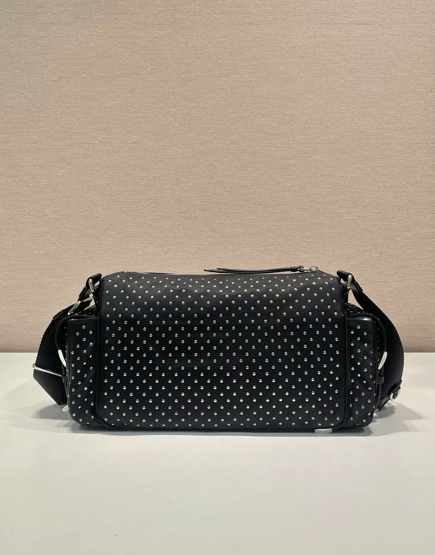 💰1320🎉New product🎉1BC236 rivet🎉🎉 This messenger bag is made of imported nylon fabric and calfskin. The new design is hand-heated with rivets. It looks particularly unique and fashionable. It has 2 pockets on the side, zipper pocket opening and front panel. It has large capacity and can be worn on one shoulder or crossbody. If you like babies, hurry up and get it. It is fashionable and unique/100% return rate😘😘 Bottom length 26/longest 33x height 17x bottom 9cm🎉🎉🎉💰💰💰