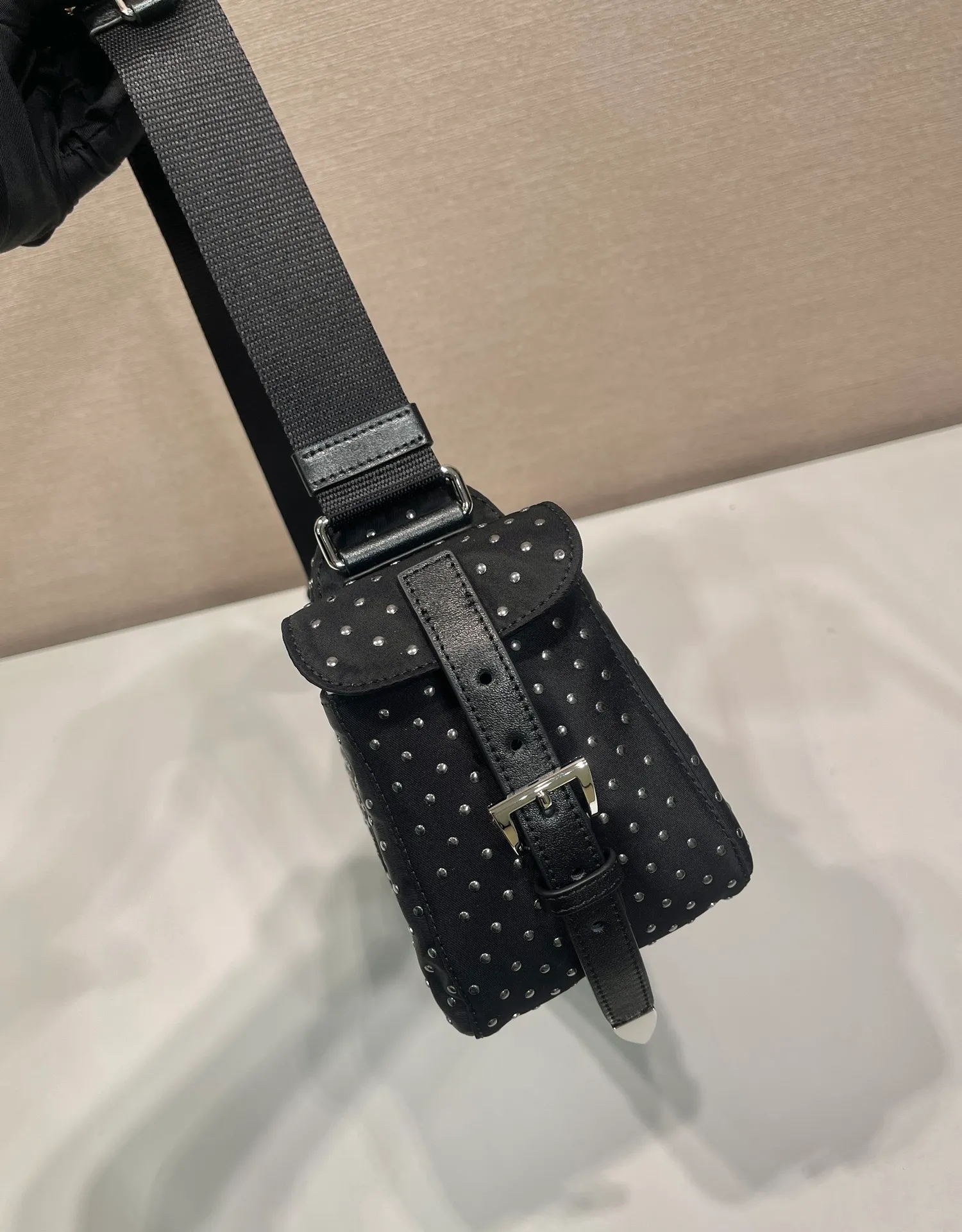 💰1320🎉New product🎉1BC236 rivet🎉🎉 This messenger bag is made of imported nylon fabric and calfskin. The new design is hand-heated with rivets. It looks particularly unique and fashionable. It has 2 pockets on the side, zipper pocket opening and front panel. It has large capacity and can be worn on one shoulder or crossbody. If you like babies, hurry up and get it. It is fashionable and unique/100% return rate😘😘 Bottom length 26/longest 33x height 17x bottom 9cm🎉🎉🎉💰💰💰
