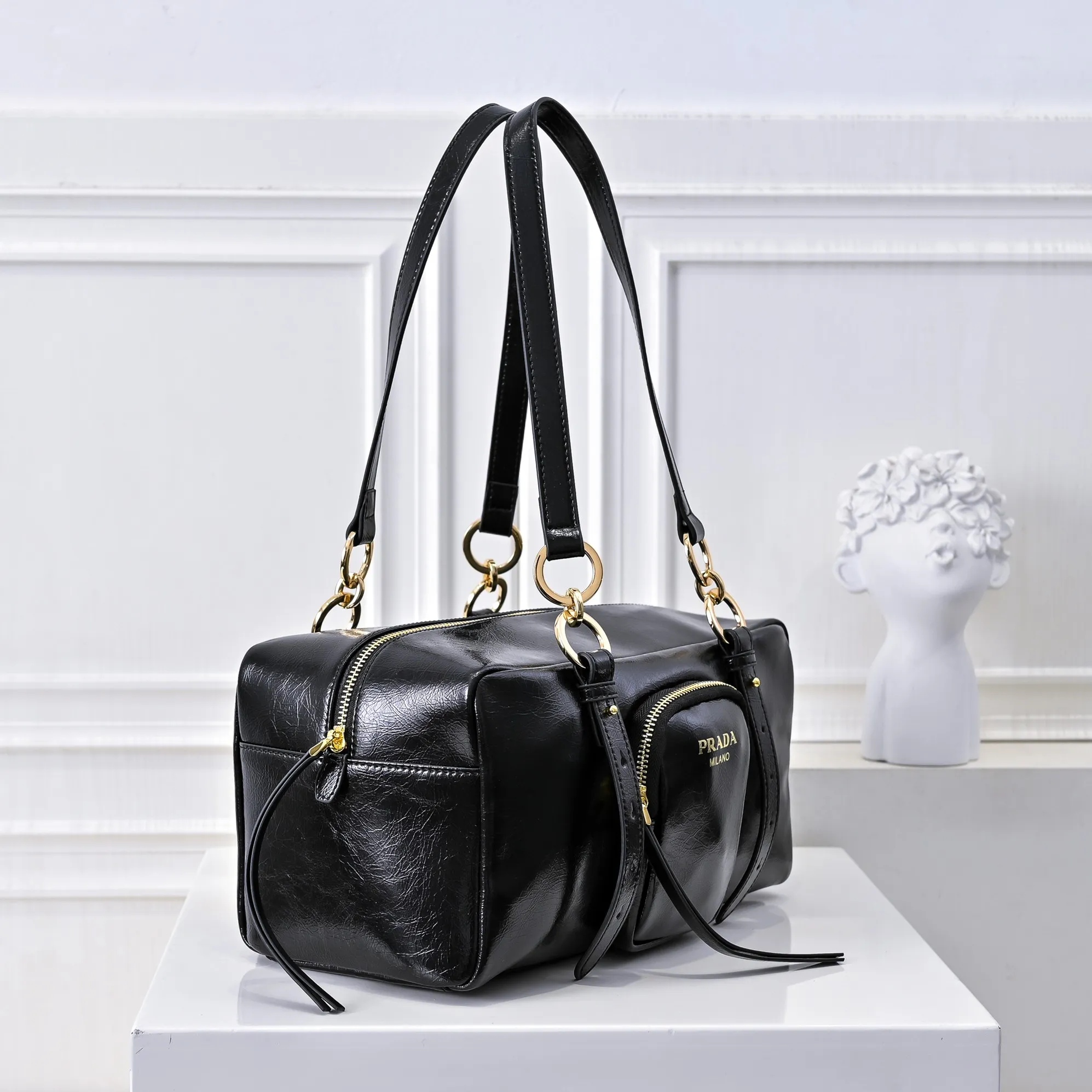 💰460￥🎉PRADA25 spring new waxed leather🎉 This new square handbag is made of soft waxed leather with a retro feel. Retro metal hardware and zipper pockets with archive elements highlight the retro charm. It has a large capacity and can be carried by hand or shoulder strap. The upper body effect is fashionable and towering. It is also a popular style that will never go out of style. Get it now🎉 Style number: 7043 Dimensions: length 30x height 15x bottom 15.5cm🎉🎉🎉 Material: waxed cowhide