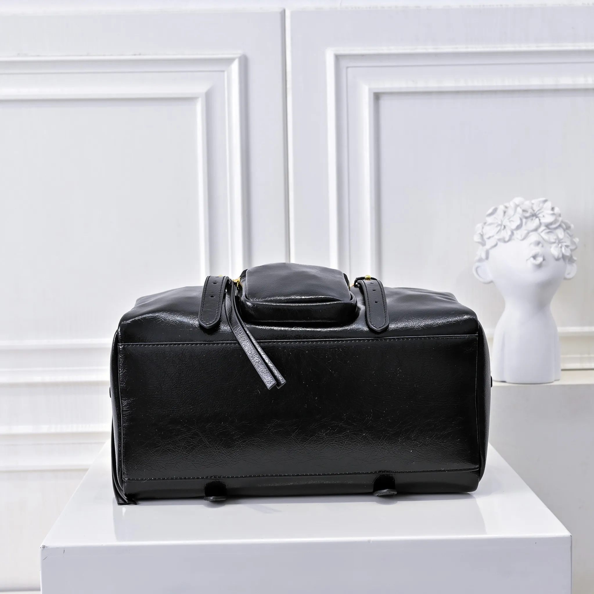 💰460￥🎉PRADA25 spring new waxed leather🎉 This new square handbag is made of soft waxed leather with a retro feel. Retro metal hardware and zipper pockets with archive elements highlight the retro charm. It has a large capacity and can be carried by hand or shoulder strap. The upper body effect is fashionable and towering. It is also a popular style that will never go out of style. Get it now🎉 Style number: 7043 Dimensions: length 30x height 15x bottom 15.5cm🎉🎉🎉 Material: waxed cowhide