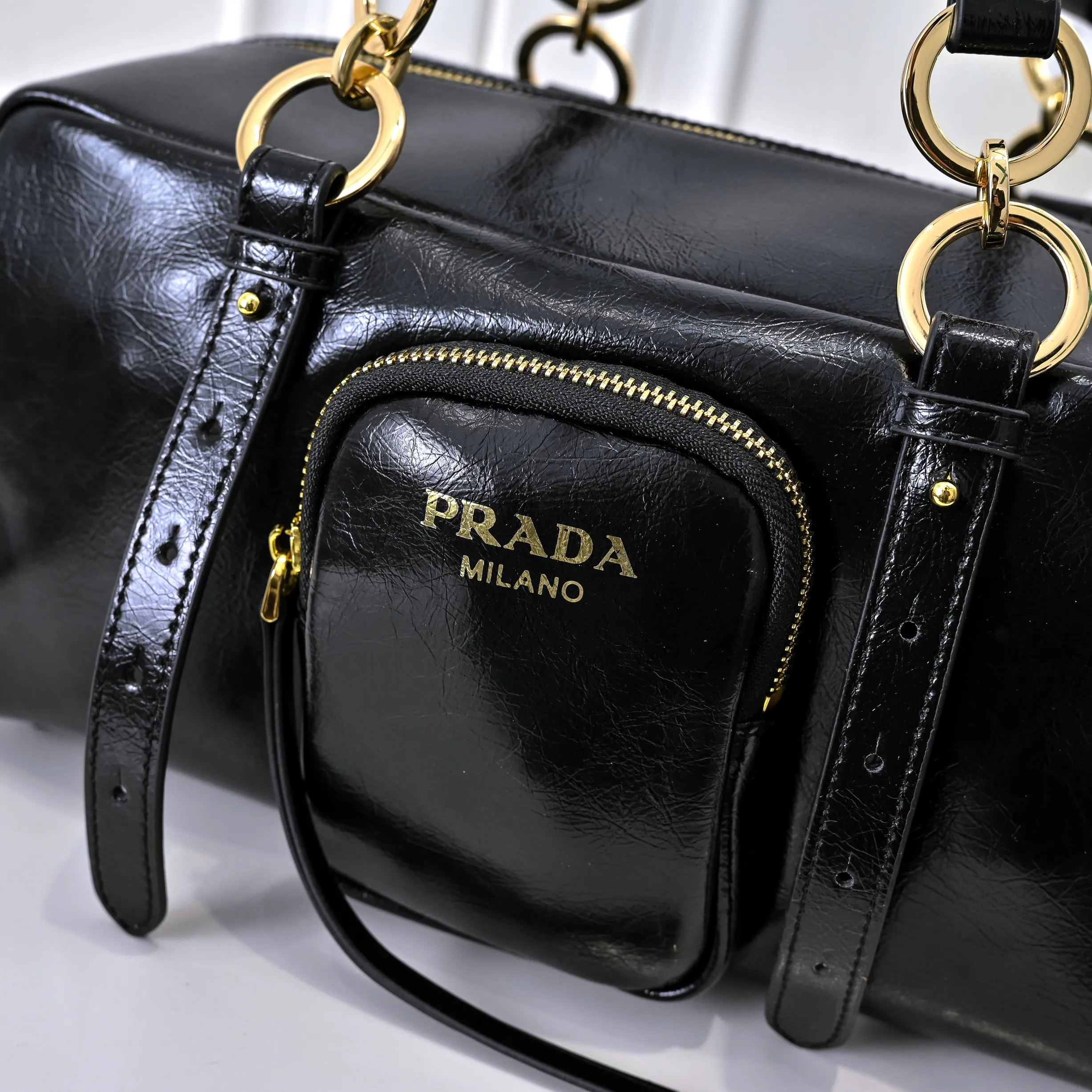 💰460￥🎉PRADA25 spring new waxed leather🎉 This new square handbag is made of soft waxed leather with a retro feel. Retro metal hardware and zipper pockets with archive elements highlight the retro charm. It has a large capacity and can be carried by hand or shoulder strap. The upper body effect is fashionable and towering. It is also a popular style that will never go out of style. Get it now🎉 Style number: 7043 Dimensions: length 30x height 15x bottom 15.5cm🎉🎉🎉 Material: waxed cowhide