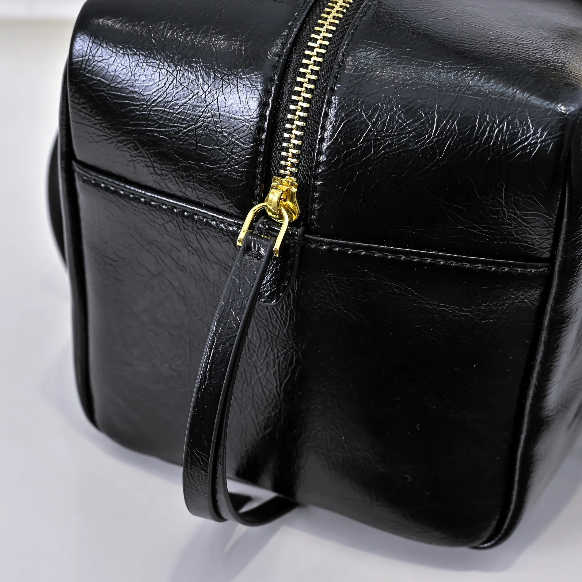 💰460￥🎉PRADA25 spring new waxed leather🎉 This new square handbag is made of soft waxed leather with a retro feel. Retro metal hardware and zipper pockets with archive elements highlight the retro charm. It has a large capacity and can be carried by hand or shoulder strap. The upper body effect is fashionable and towering. It is also a popular style that will never go out of style. Get it now🎉 Style number: 7043 Dimensions: length 30x height 15x bottom 15.5cm🎉🎉🎉 Material: waxed cowhide