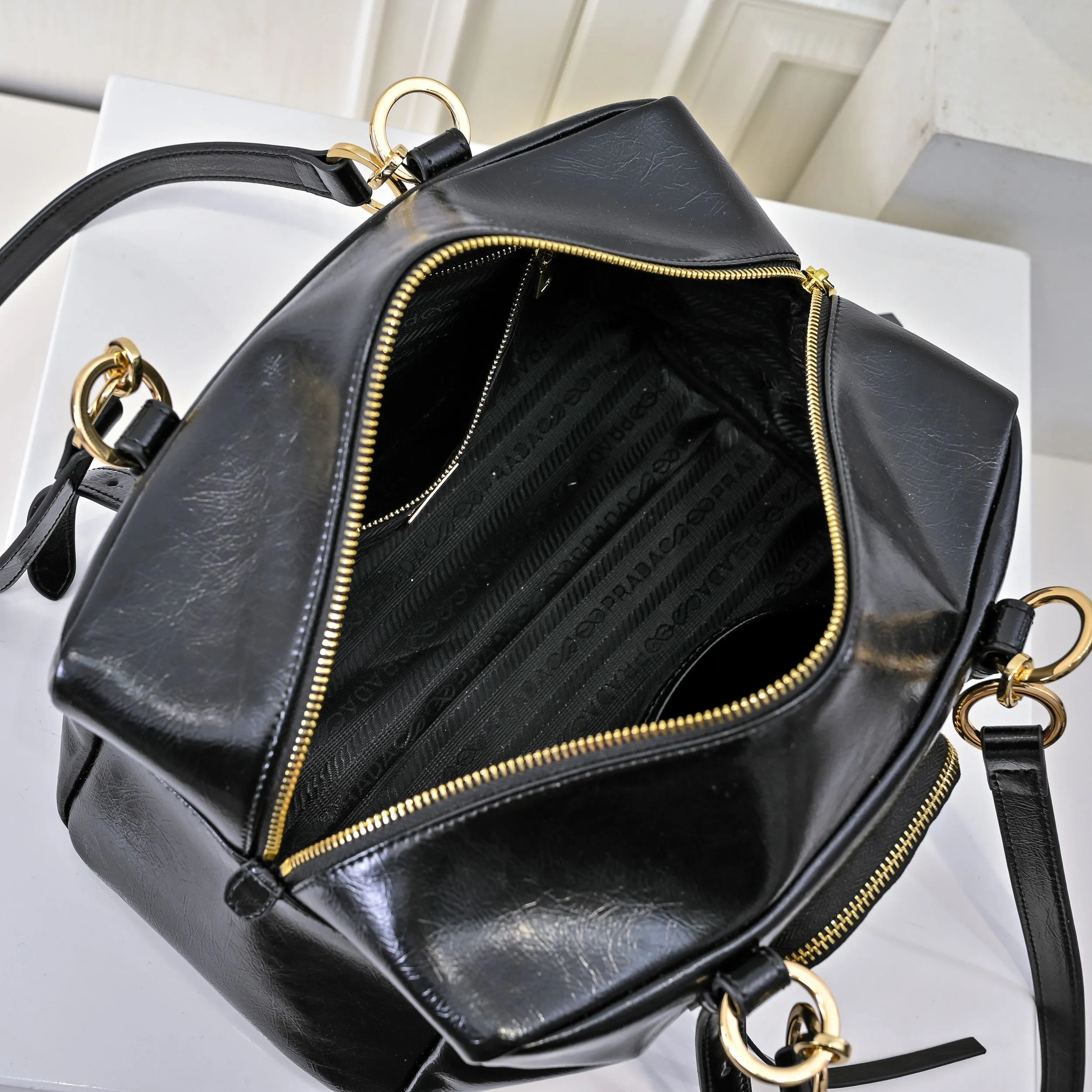 💰460￥🎉PRADA25 spring new waxed leather🎉 This new square handbag is made of soft waxed leather with a retro feel. Retro metal hardware and zipper pockets with archive elements highlight the retro charm. It has a large capacity and can be carried by hand or shoulder strap. The upper body effect is fashionable and towering. It is also a popular style that will never go out of style. Get it now🎉 Style number: 7043 Dimensions: length 30x height 15x bottom 15.5cm🎉🎉🎉 Material: waxed cowhide