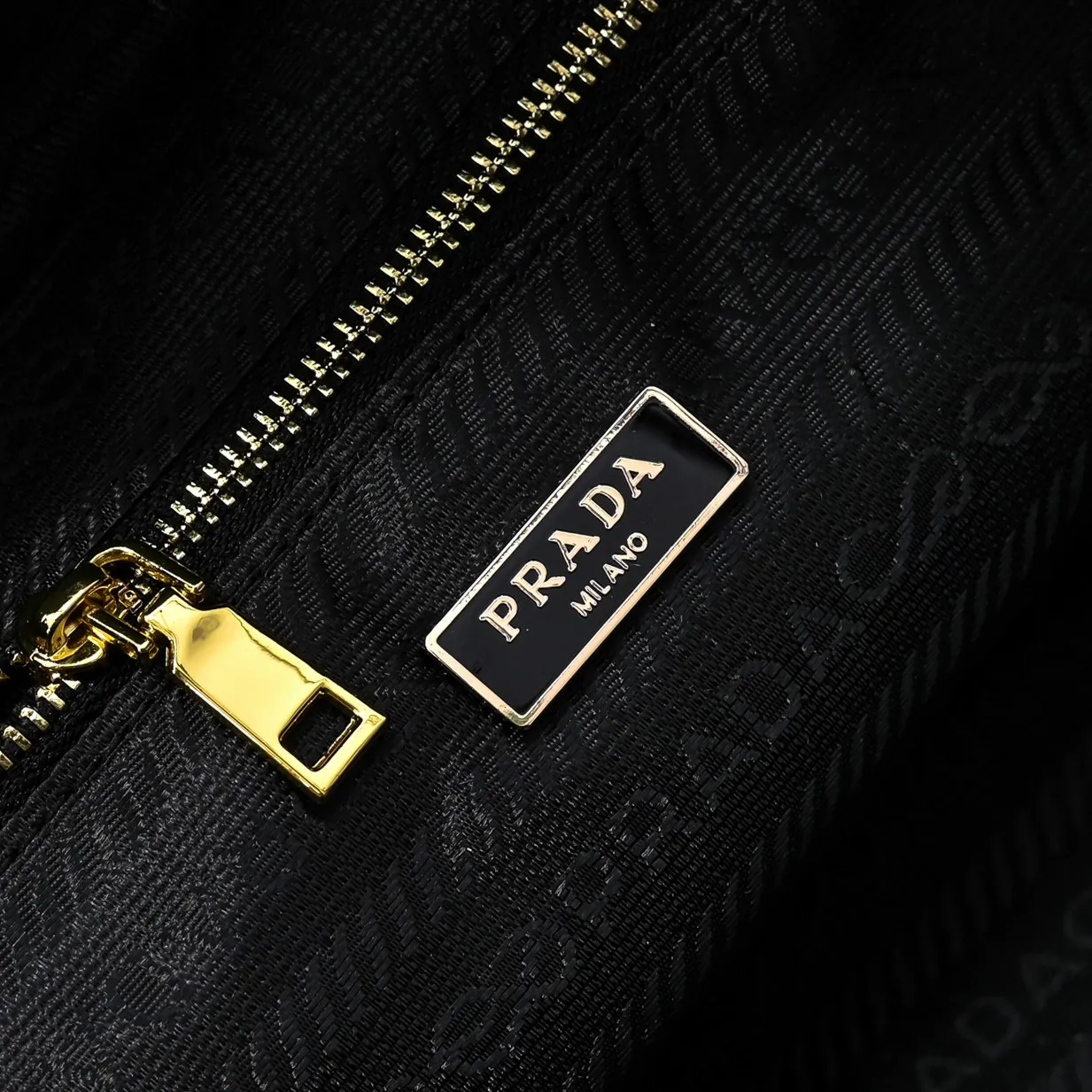 💰460￥🎉PRADA25 spring new waxed leather🎉 This new square handbag is made of soft waxed leather with a retro feel. Retro metal hardware and zipper pockets with archive elements highlight the retro charm. It has a large capacity and can be carried by hand or shoulder strap. The upper body effect is fashionable and towering. It is also a popular style that will never go out of style. Get it now🎉 Style number: 7043 Dimensions: length 30x height 15x bottom 15.5cm🎉🎉🎉 Material: waxed cowhide