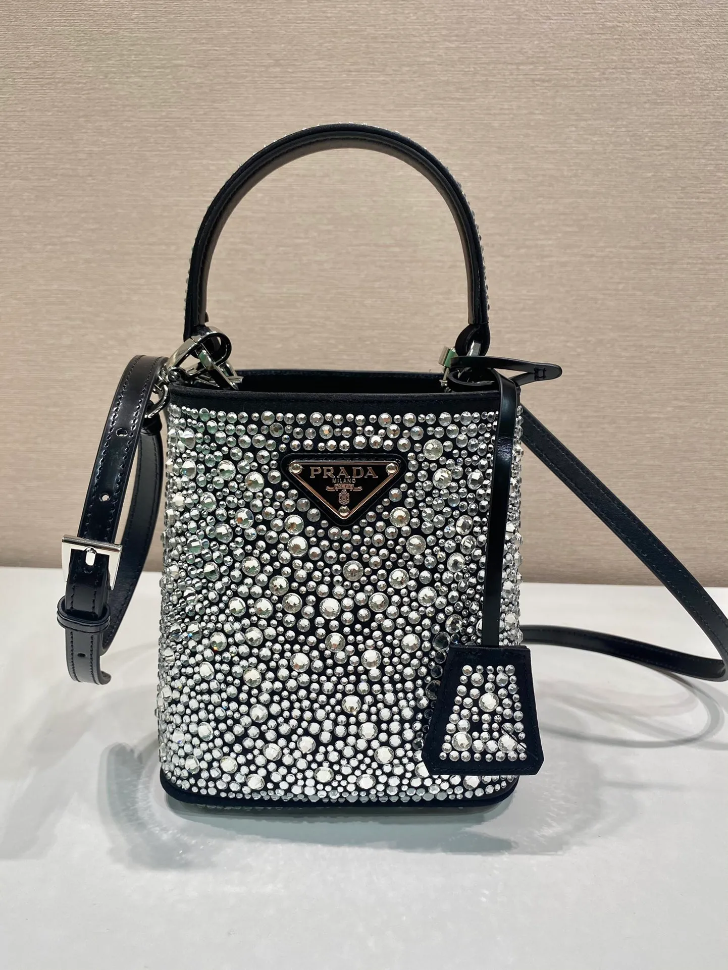 💰1720🎉Crystal Bucket Bag🎉1BA373 Crystal Bag🎉🎉 This elegant Panier handbag is covered with imitation crystals, shining like jewelry. The detachable shoulder strap design makes it easy to change the shape at will. It can be carried by hand/shoulder strap/crossbody. It has large space capacity and strong practicality. Another popular style that will never go out of style🎉🎉Babies, hurry up and get it🎉🎉 Length 15x height 16x base 9.5cm🎉🎉🎉🍊🍊🍊