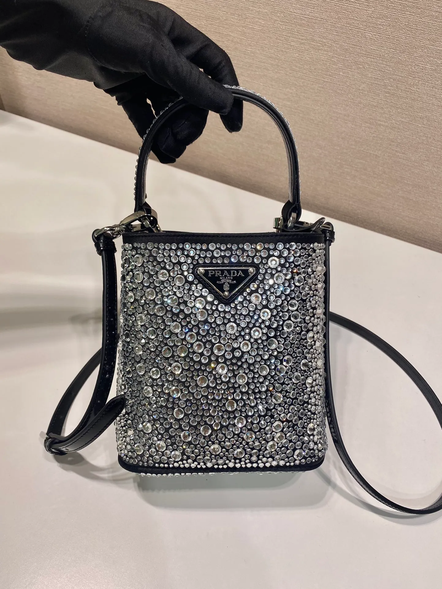 💰1720🎉Crystal Bucket Bag🎉1BA373 Crystal Bag🎉🎉 This elegant Panier handbag is covered with imitation crystals, shining like jewelry. The detachable shoulder strap design makes it easy to change the shape at will. It can be carried by hand/shoulder strap/crossbody. It has large space capacity and strong practicality. Another popular style that will never go out of style🎉🎉Babies, hurry up and get it🎉🎉 Length 15x height 16x base 9.5cm🎉🎉🎉🍊🍊🍊