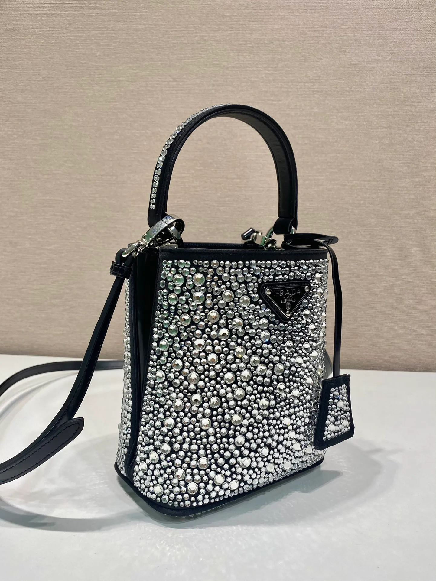 💰1720🎉Crystal Bucket Bag🎉1BA373 Crystal Bag🎉🎉 This elegant Panier handbag is covered with imitation crystals, shining like jewelry. The detachable shoulder strap design makes it easy to change the shape at will. It can be carried by hand/shoulder strap/crossbody. It has large space capacity and strong practicality. Another popular style that will never go out of style🎉🎉Babies, hurry up and get it🎉🎉 Length 15x height 16x base 9.5cm🎉🎉🎉🍊🍊🍊