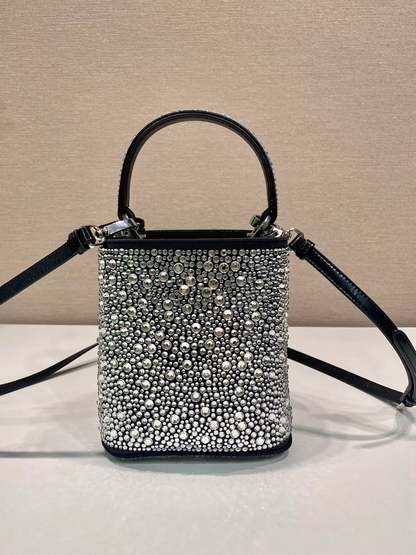 💰1720🎉Crystal Bucket Bag🎉1BA373 Crystal Bag🎉🎉 This elegant Panier handbag is covered with imitation crystals, shining like jewelry. The detachable shoulder strap design makes it easy to change the shape at will. It can be carried by hand/shoulder strap/crossbody. It has large space capacity and strong practicality. Another popular style that will never go out of style🎉🎉Babies, hurry up and get it🎉🎉 Length 15x height 16x base 9.5cm🎉🎉🎉🍊🍊🍊