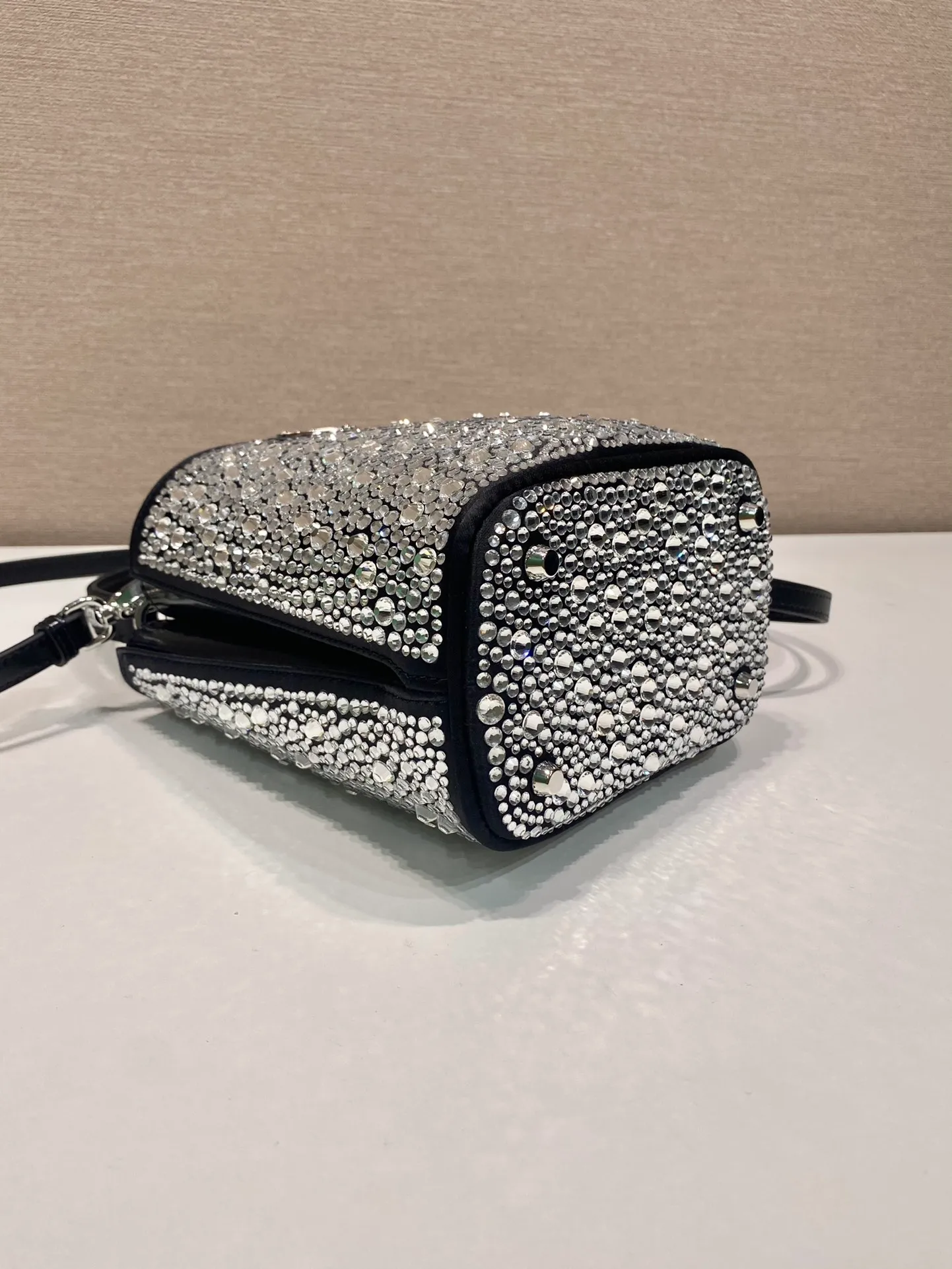 💰1720🎉Crystal Bucket Bag🎉1BA373 Crystal Bag🎉🎉 This elegant Panier handbag is covered with imitation crystals, shining like jewelry. The detachable shoulder strap design makes it easy to change the shape at will. It can be carried by hand/shoulder strap/crossbody. It has large space capacity and strong practicality. Another popular style that will never go out of style🎉🎉Babies, hurry up and get it🎉🎉 Length 15x height 16x base 9.5cm🎉🎉🎉🍊🍊🍊