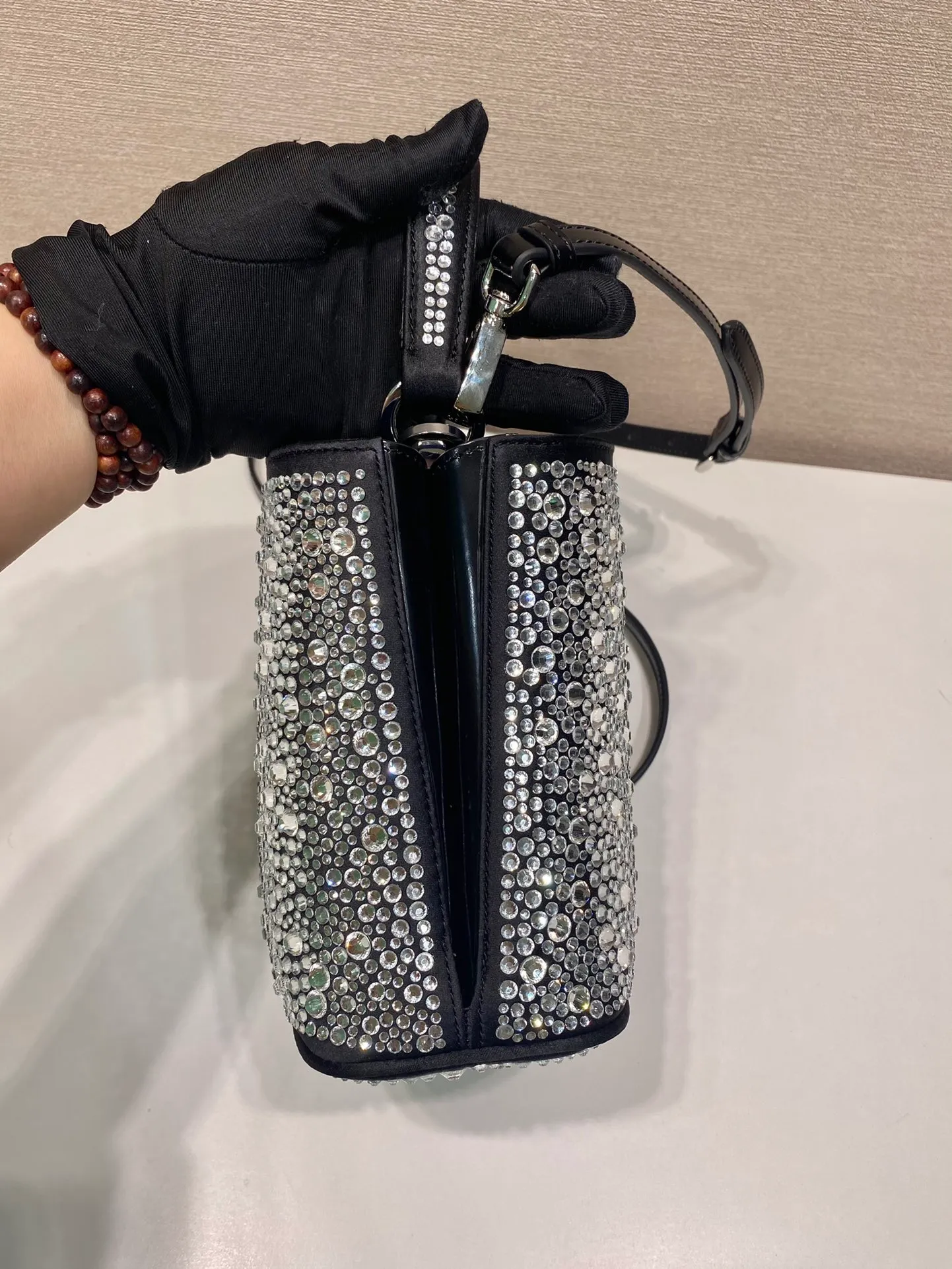 💰1720🎉Crystal Bucket Bag🎉1BA373 Crystal Bag🎉🎉 This elegant Panier handbag is covered with imitation crystals, shining like jewelry. The detachable shoulder strap design makes it easy to change the shape at will. It can be carried by hand/shoulder strap/crossbody. It has large space capacity and strong practicality. Another popular style that will never go out of style🎉🎉Babies, hurry up and get it🎉🎉 Length 15x height 16x base 9.5cm🎉🎉🎉🍊🍊🍊
