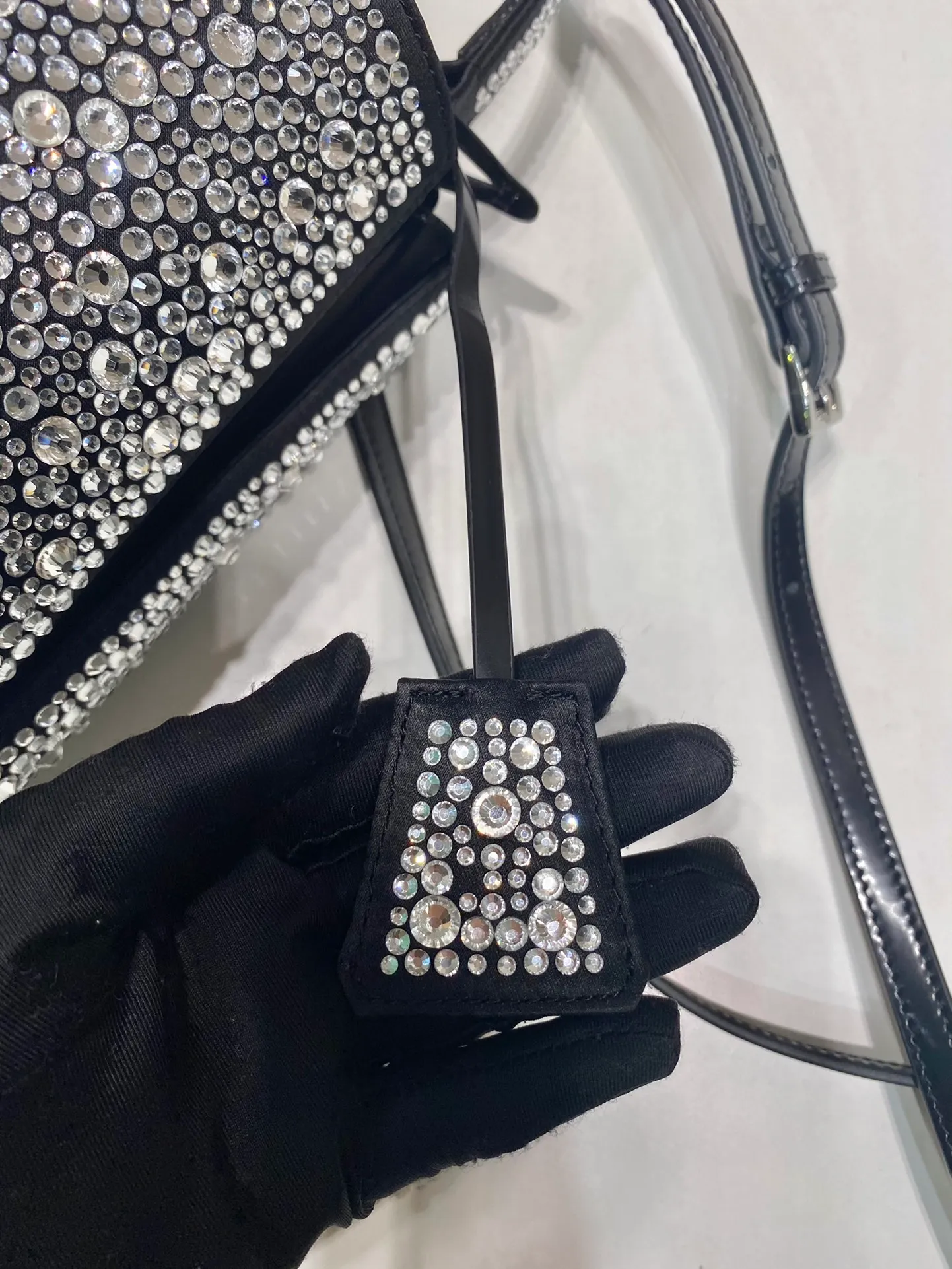 💰1720🎉Crystal Bucket Bag🎉1BA373 Crystal Bag🎉🎉 This elegant Panier handbag is covered with imitation crystals, shining like jewelry. The detachable shoulder strap design makes it easy to change the shape at will. It can be carried by hand/shoulder strap/crossbody. It has large space capacity and strong practicality. Another popular style that will never go out of style🎉🎉Babies, hurry up and get it🎉🎉 Length 15x height 16x base 9.5cm🎉🎉🎉🍊🍊🍊