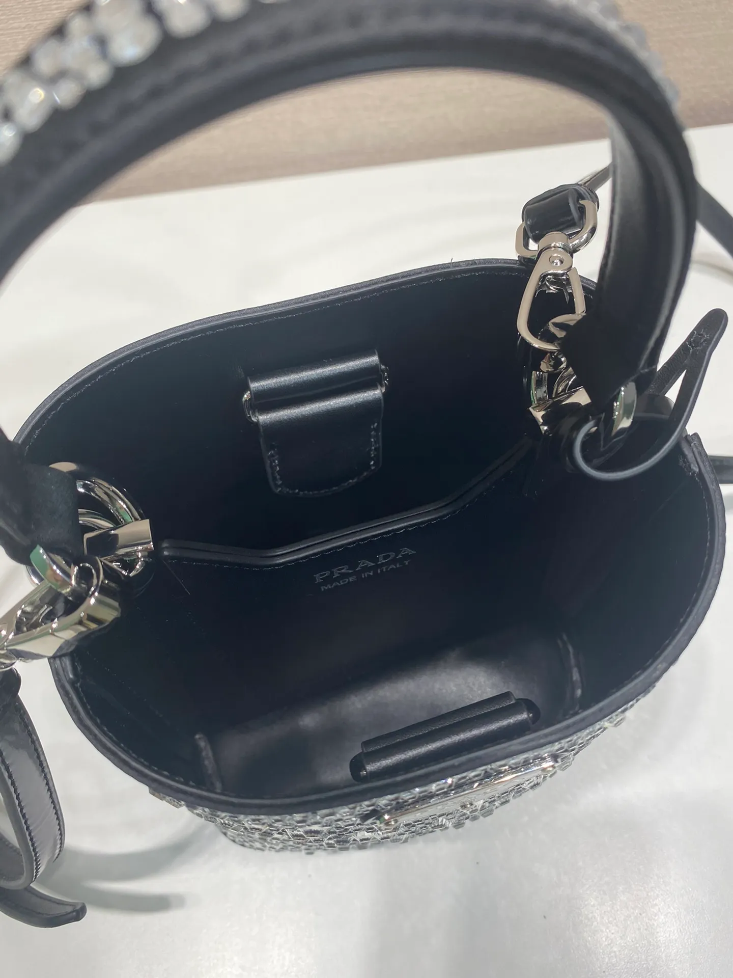 💰1720🎉Crystal Bucket Bag🎉1BA373 Crystal Bag🎉🎉 This elegant Panier handbag is covered with imitation crystals, shining like jewelry. The detachable shoulder strap design makes it easy to change the shape at will. It can be carried by hand/shoulder strap/crossbody. It has large space capacity and strong practicality. Another popular style that will never go out of style🎉🎉Babies, hurry up and get it🎉🎉 Length 15x height 16x base 9.5cm🎉🎉🎉🍊🍊🍊