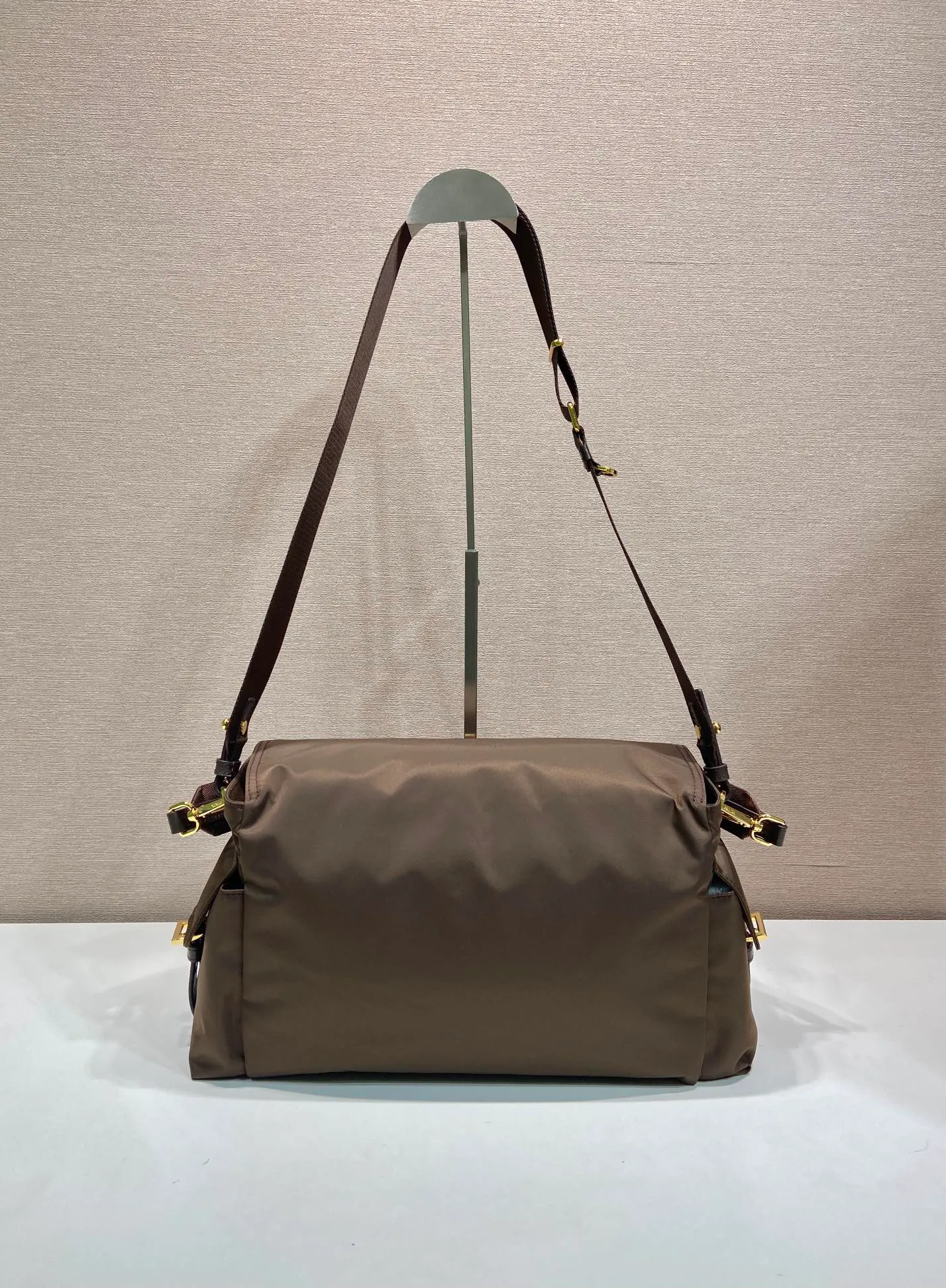 💰1320🎉New messenger bag🎉1BD391 large💰🎉 This handbag perfectly combines sophistication and functionality. It is made of regenerated nylon material, has a soft silhouette and is equipped with multiple pockets. Combining sporty and versatile elements, the lightweight and practical design features an enameled triangle metal logo and leather details. Equipped with 2 detachable shoulder straps, it has a large capacity and is perfect. It is also a popular style that will never go out of style. The large size is suitable for both men and women, so hurry up and get it🎉🎉 Length 37.5x Height 19x Bottom 12cm🎉🎉🎉💰💰💰