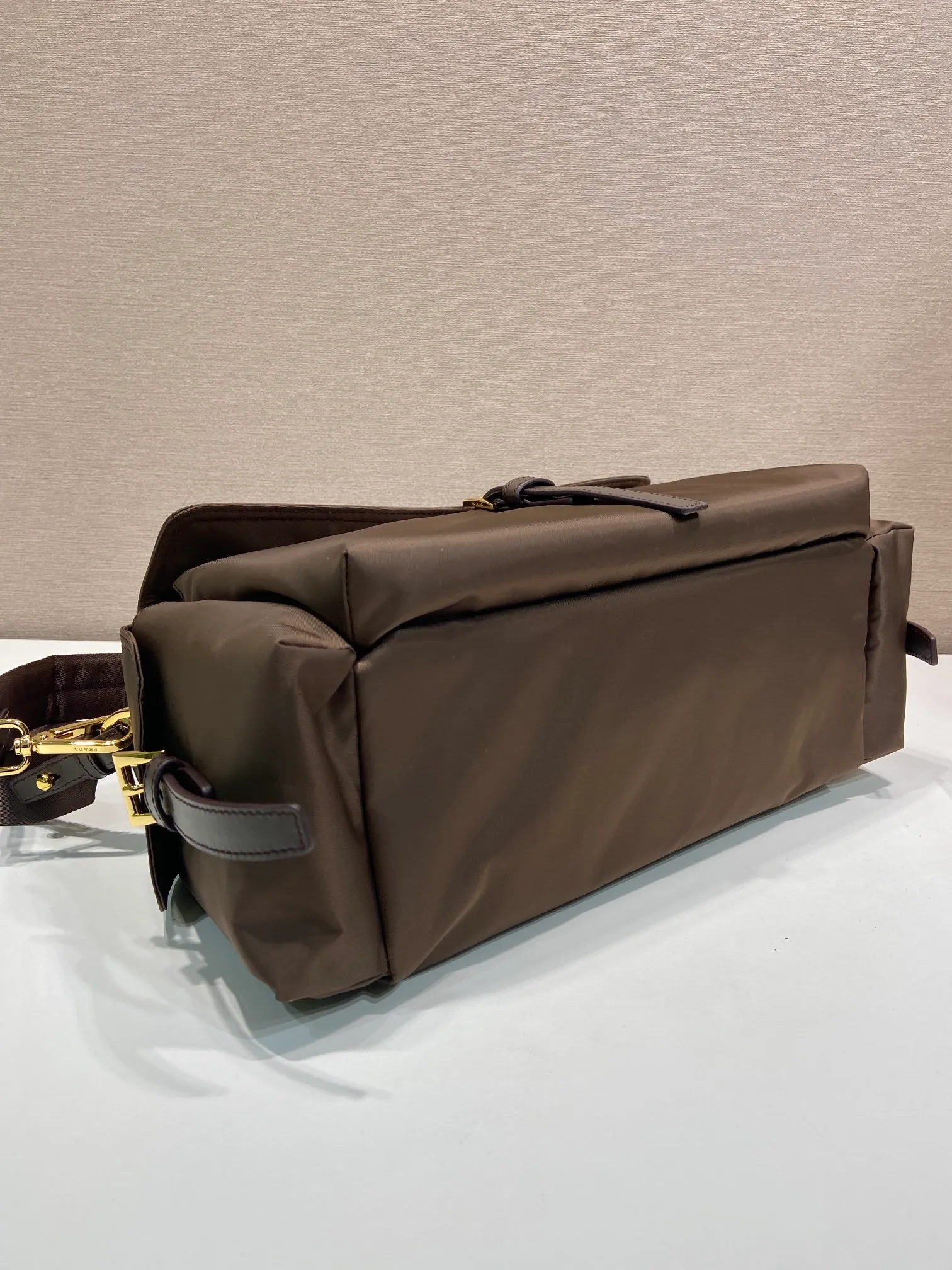💰1320🎉New messenger bag🎉1BD391 large💰🎉 This handbag perfectly combines sophistication and functionality. It is made of regenerated nylon material, has a soft silhouette and is equipped with multiple pockets. Combining sporty and versatile elements, the lightweight and practical design features an enameled triangle metal logo and leather details. Equipped with 2 detachable shoulder straps, it has a large capacity and is perfect. It is also a popular style that will never go out of style. The large size is suitable for both men and women, so hurry up and get it🎉🎉 Length 37.5x Height 19x Bottom 12cm🎉🎉🎉💰💰💰