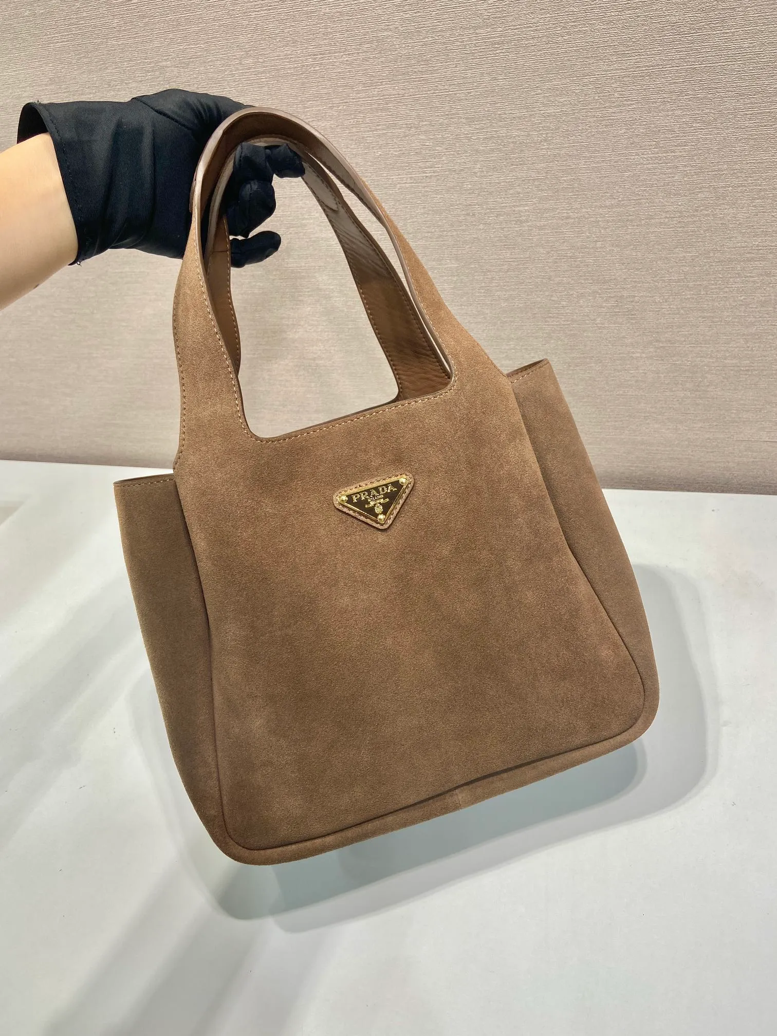 💰1500🎉Nubuck leather vegetable basket🎉🎉 1BG335 large new bucket bag ✨ Made of imported nubuck leather vegetable basket, imported sheepskin inside, top-grade hardware, and the upper body effect is very beautiful. It’s also lightweight😘😘It has many compartments and can be carried as a handbag or an armpit bag, so it can be matched with different clothes. So beautiful😘😘Hurry up and get it🙊 Length 25x height 21.5x bottom 14cm👏👏👏💰💰💰
