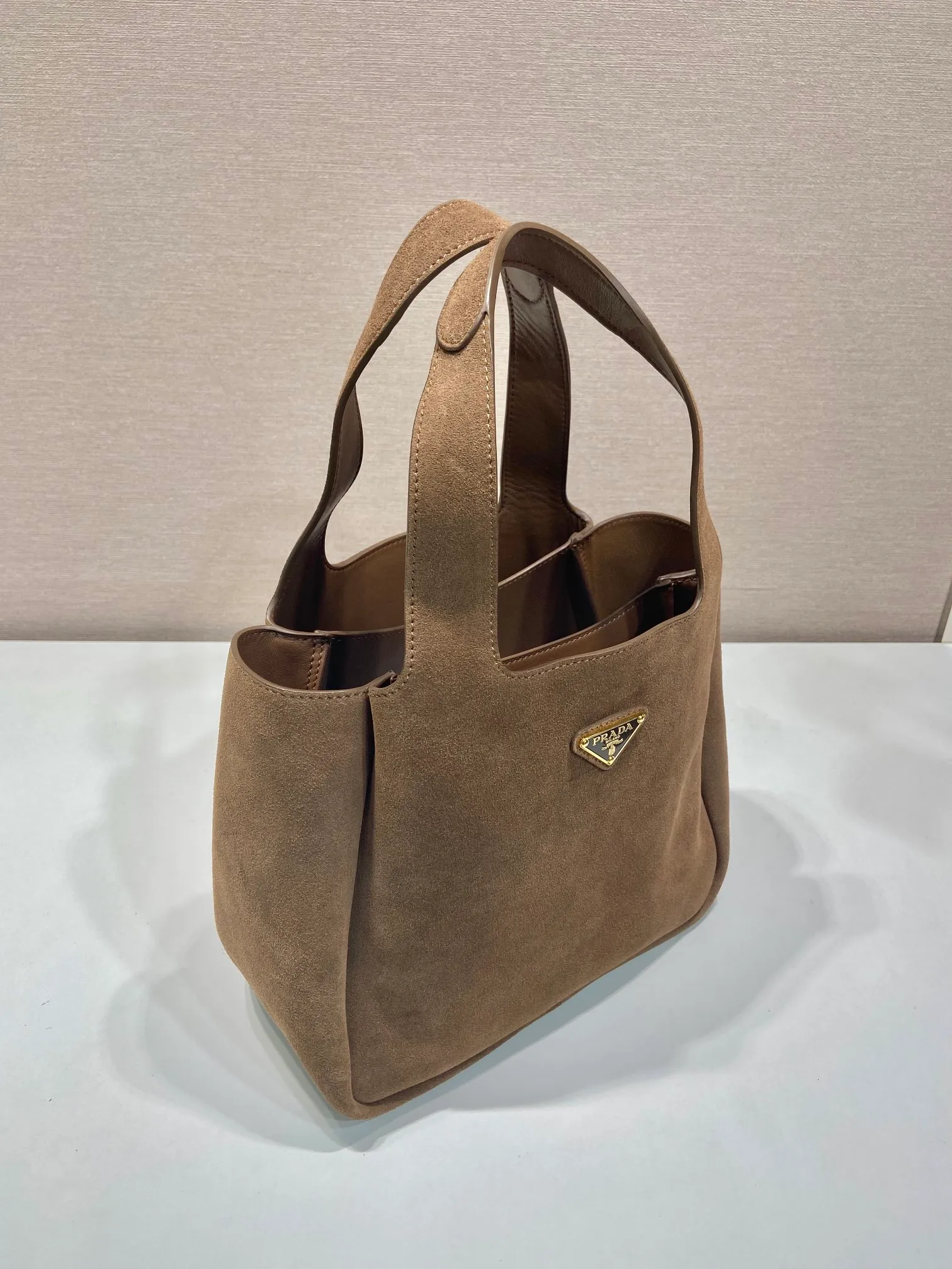 💰1500🎉Nubuck leather vegetable basket🎉🎉 1BG335 large new bucket bag ✨ Made of imported nubuck leather vegetable basket, imported sheepskin inside, top-grade hardware, and the upper body effect is very beautiful. It’s also lightweight😘😘It has many compartments and can be carried as a handbag or an armpit bag, so it can be matched with different clothes. So beautiful😘😘Hurry up and get it🙊 Length 25x height 21.5x bottom 14cm👏👏👏💰💰💰