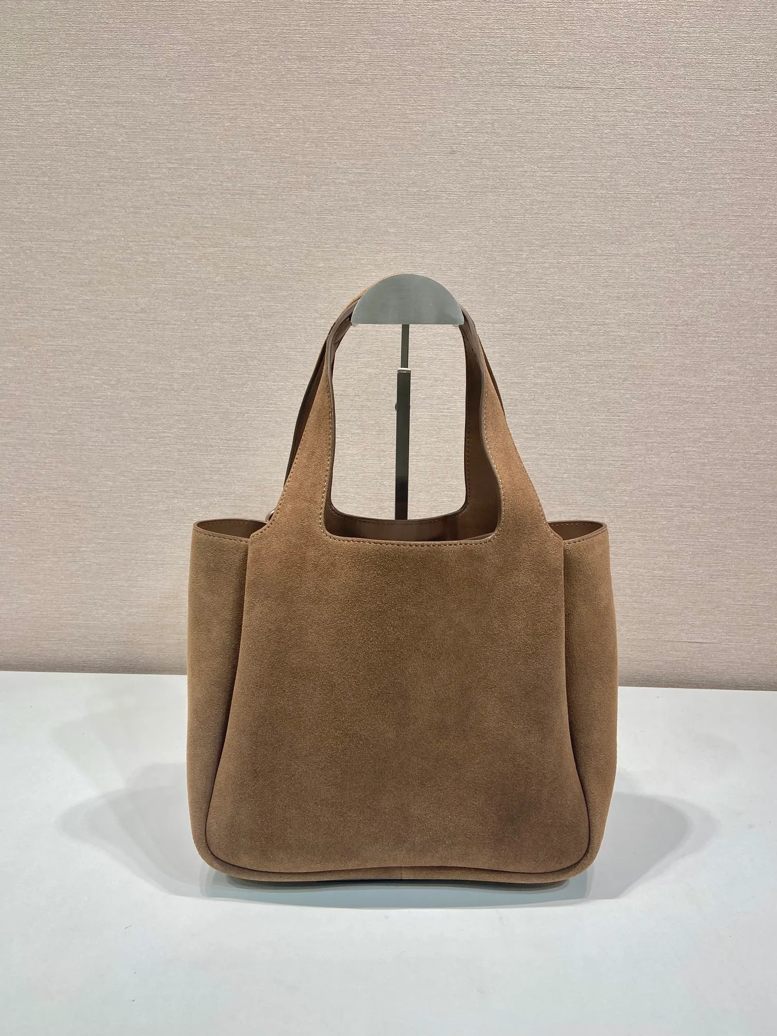 💰1500🎉Nubuck leather vegetable basket🎉🎉 1BG335 large new bucket bag ✨ Made of imported nubuck leather vegetable basket, imported sheepskin inside, top-grade hardware, and the upper body effect is very beautiful. It’s also lightweight😘😘It has many compartments and can be carried as a handbag or an armpit bag, so it can be matched with different clothes. So beautiful😘😘Hurry up and get it🙊 Length 25x height 21.5x bottom 14cm👏👏👏💰💰💰