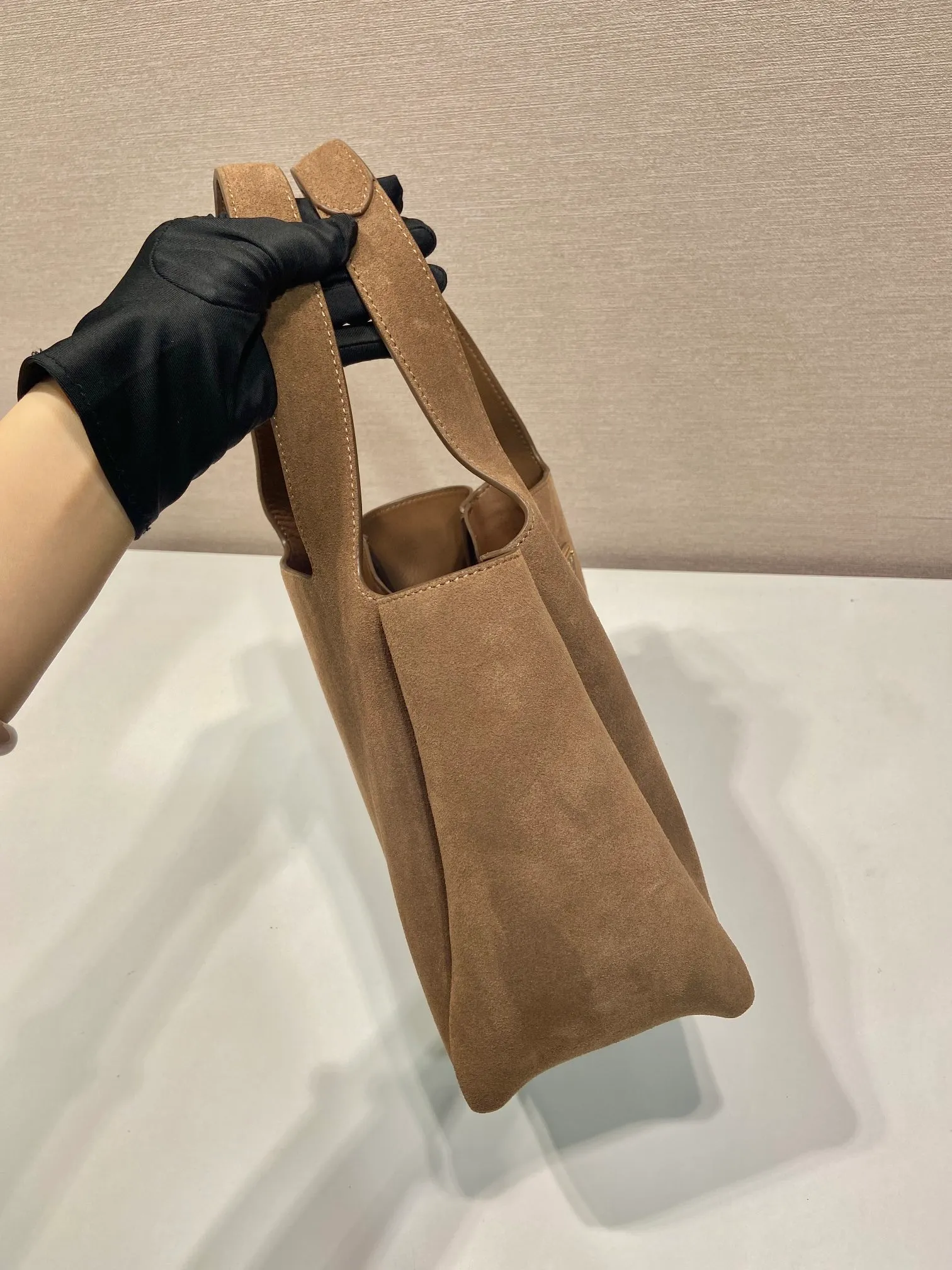 💰1500🎉Nubuck leather vegetable basket🎉🎉 1BG335 large new bucket bag ✨ Made of imported nubuck leather vegetable basket, imported sheepskin inside, top-grade hardware, and the upper body effect is very beautiful. It’s also lightweight😘😘It has many compartments and can be carried as a handbag or an armpit bag, so it can be matched with different clothes. So beautiful😘😘Hurry up and get it🙊 Length 25x height 21.5x bottom 14cm👏👏👏💰💰💰