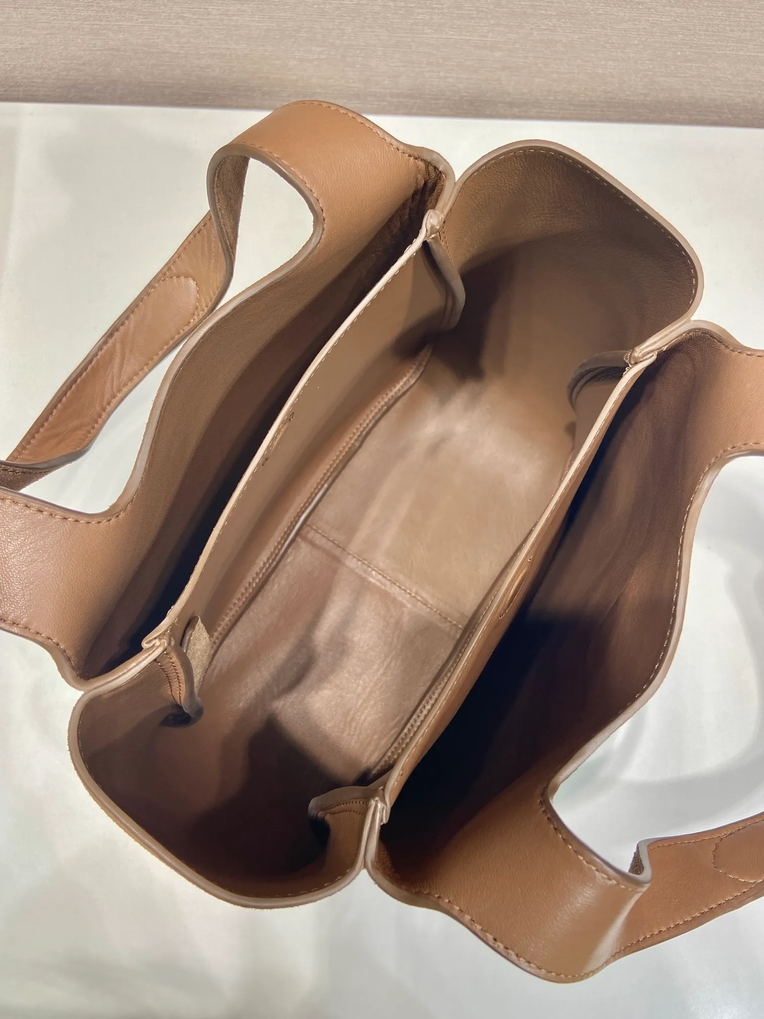 💰1500🎉Nubuck leather vegetable basket🎉🎉 1BG335 large new bucket bag ✨ Made of imported nubuck leather vegetable basket, imported sheepskin inside, top-grade hardware, and the upper body effect is very beautiful. It’s also lightweight😘😘It has many compartments and can be carried as a handbag or an armpit bag, so it can be matched with different clothes. So beautiful😘😘Hurry up and get it🙊 Length 25x height 21.5x bottom 14cm👏👏👏💰💰💰
