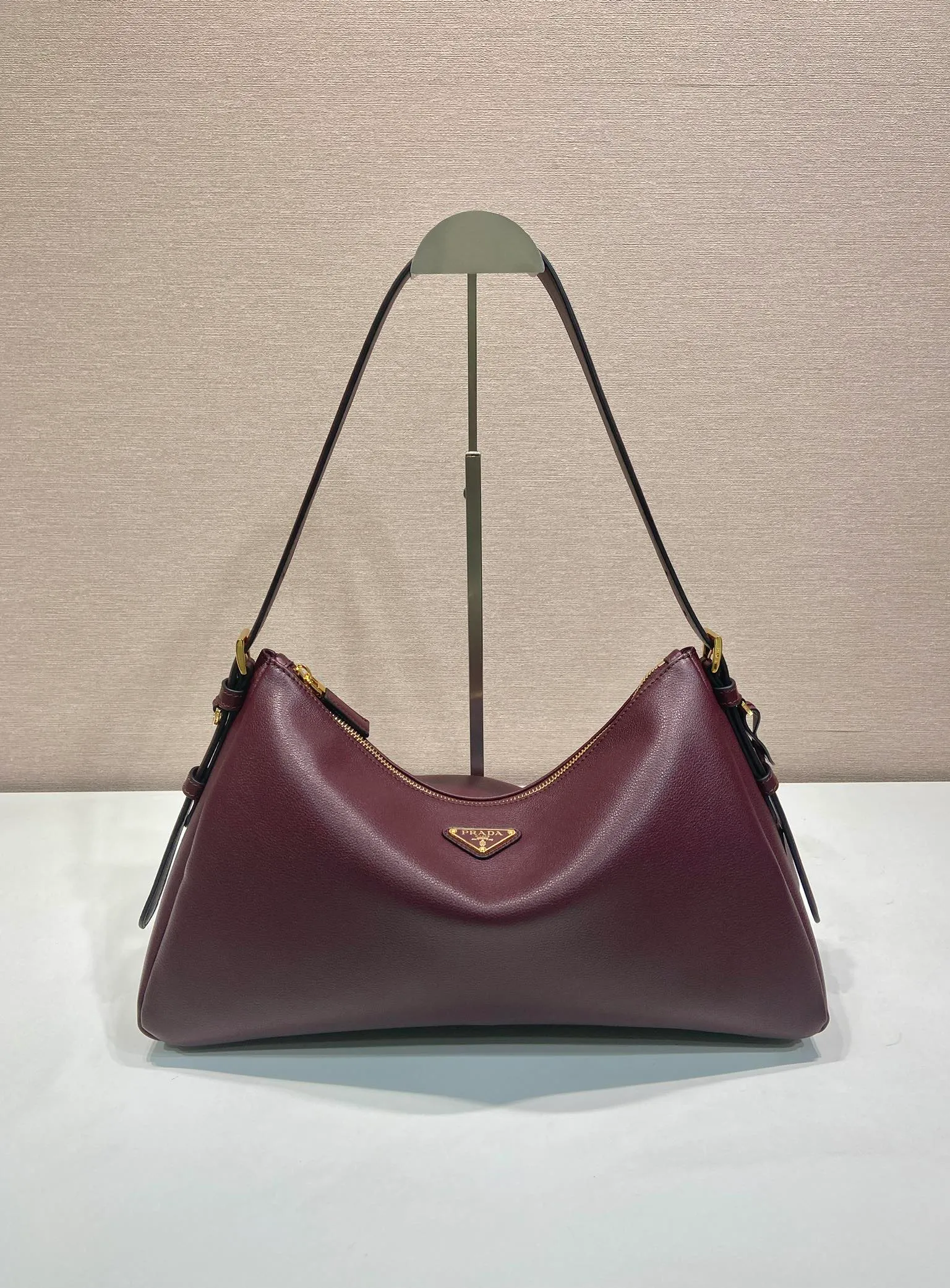 💰1760🎉New Aimee Underarm Bag🎉1BC228🎉🎉 This leather Hobo underarm bag has a simple design and is made of imported calfskin. It has a metal triangular enamel logo on the front and is equipped with a detachable leather shoulder strap. The leather is fine and soft, practical, lightweight, and has a large capacity. ﻿﻿﻿High-end and versatile, another fashion hit. Hurry up and get it, it’s so beautiful👏👏 Length 39x height 24x bottom 12cm