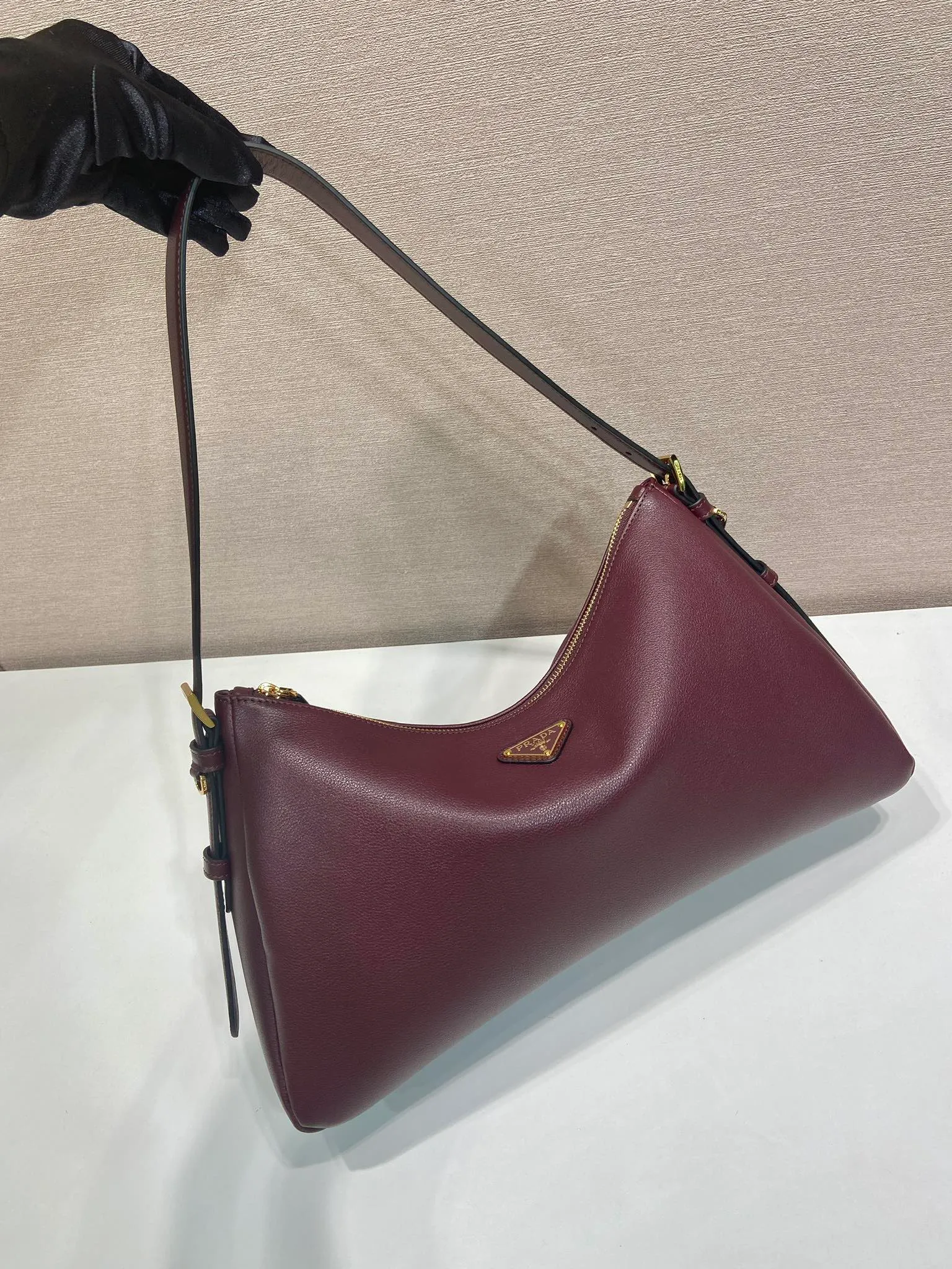 💰1760🎉New Aimee Underarm Bag🎉1BC228🎉🎉 This leather Hobo underarm bag has a simple design and is made of imported calfskin. It has a metal triangular enamel logo on the front and is equipped with a detachable leather shoulder strap. The leather is fine and soft, practical, lightweight, and has a large capacity. ﻿﻿﻿High-end and versatile, another fashion hit. Hurry up and get it, it’s so beautiful👏👏 Length 39x height 24x bottom 12cm